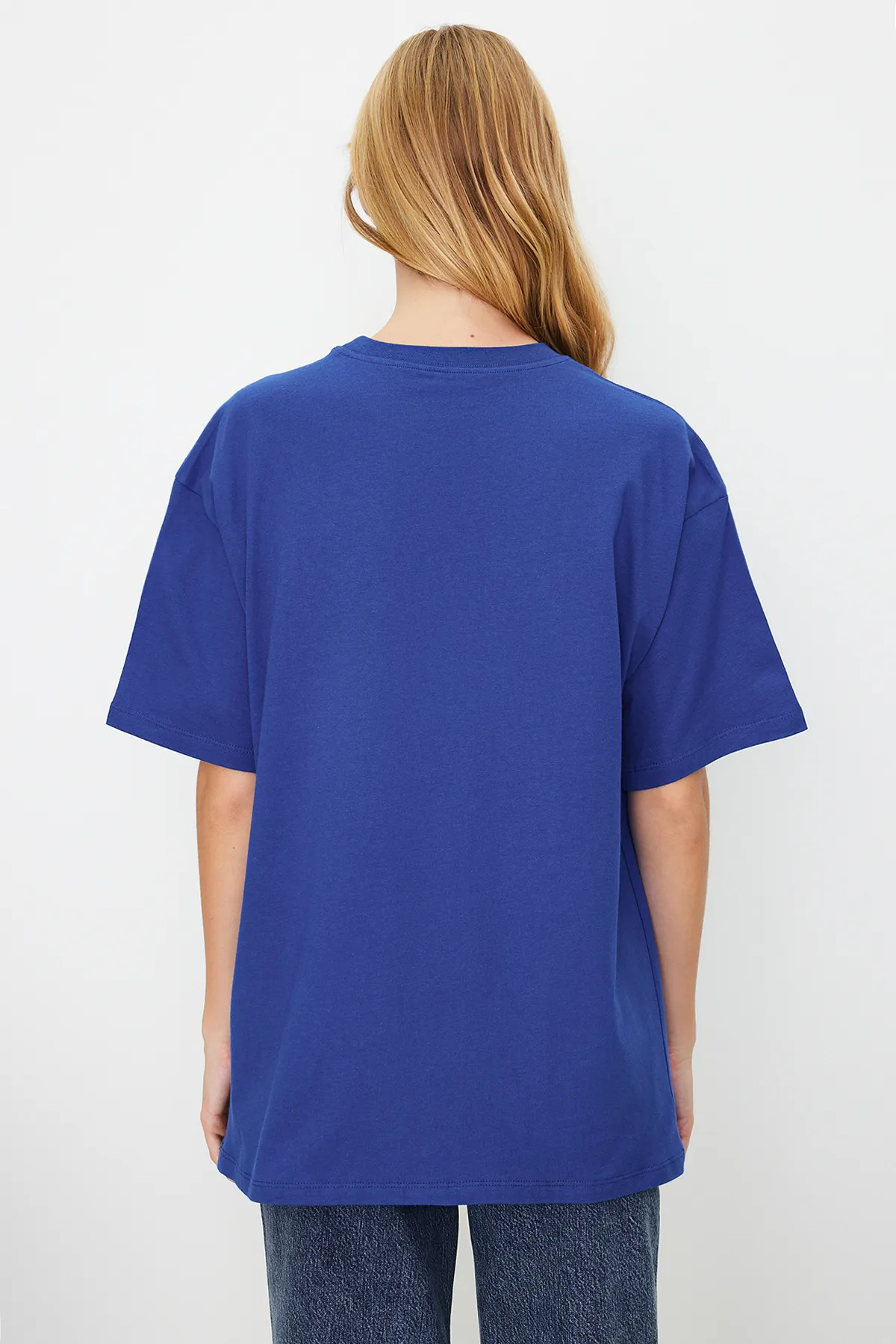 Trendyol Collection  Saks 100 % Baumwolle Premium Oversize/Wide Fit Rundhals-Strick-T-Shirt TWOSS23TS00040