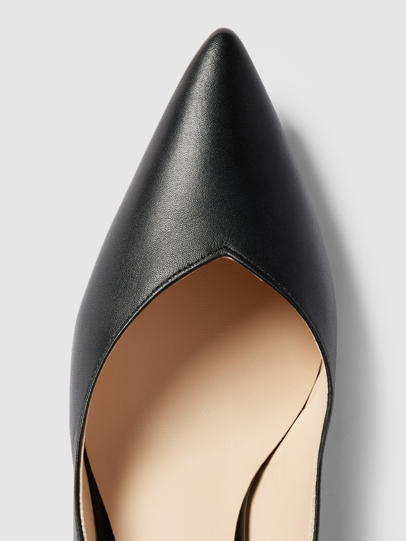 Pumps mit Dornschließe in schwarz