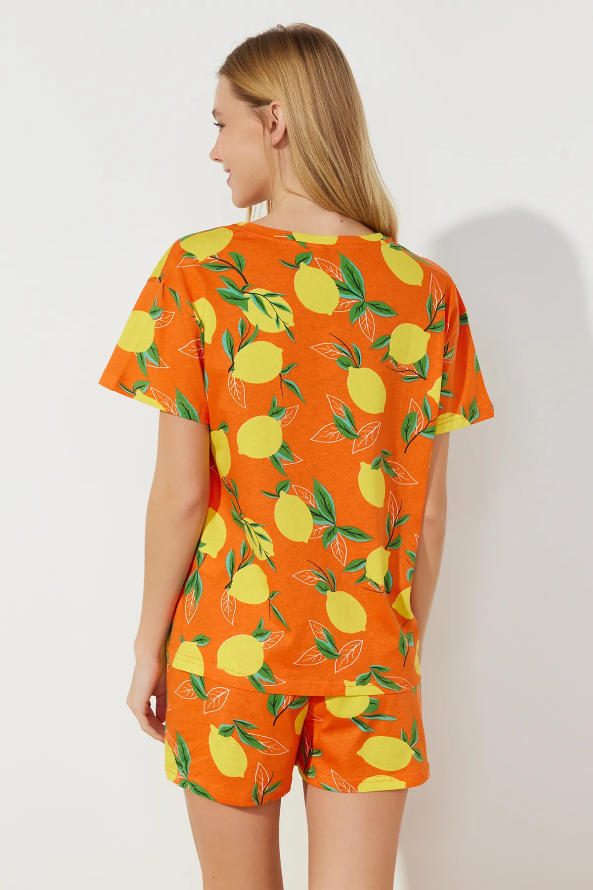Trendyol Collection  Orangefarbenes Strick-Pyjama-Set aus 100 % Baumwolle mit Fruchtmuster THMSS24PT00086