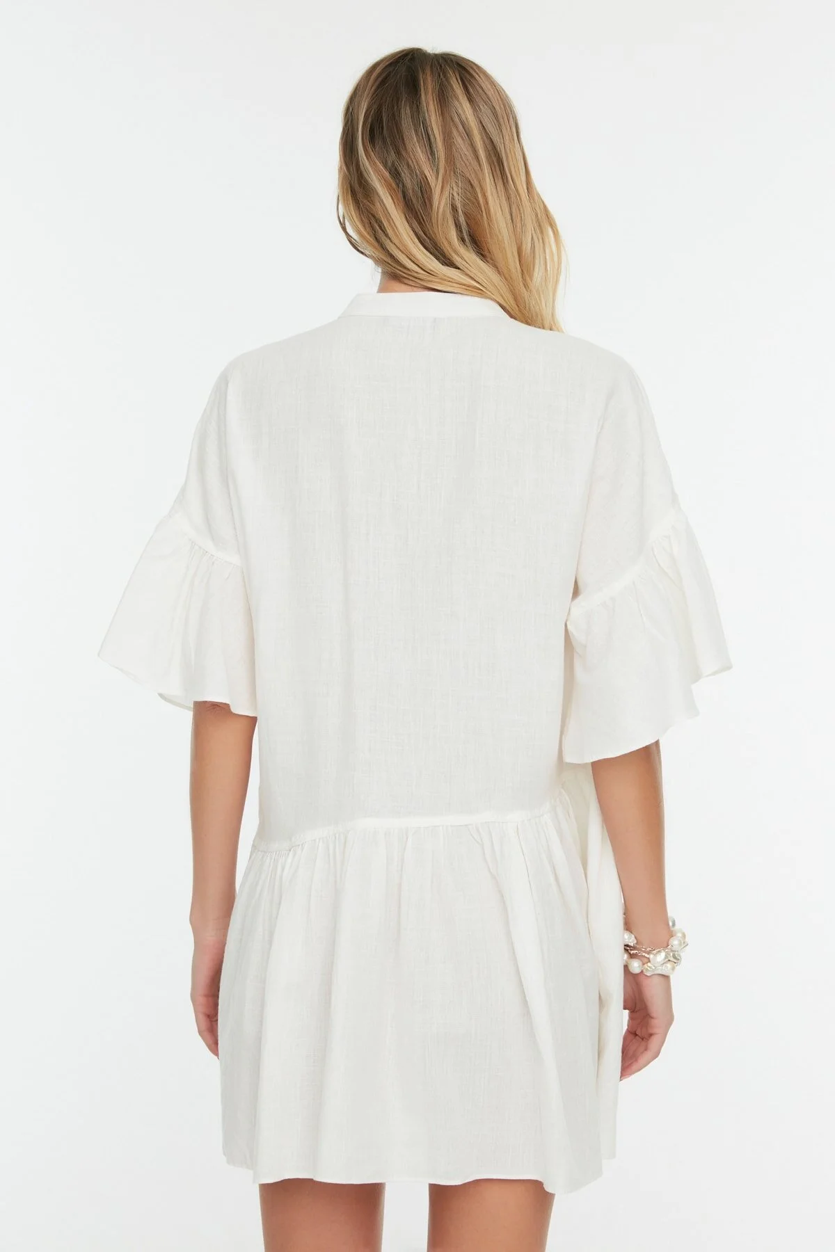 Trendyol Collection  Weißes, weit geschnittenes Mini-Strandkleid mit gewebtem Volant aus 100 % Baumwolle TBESS20EL0873