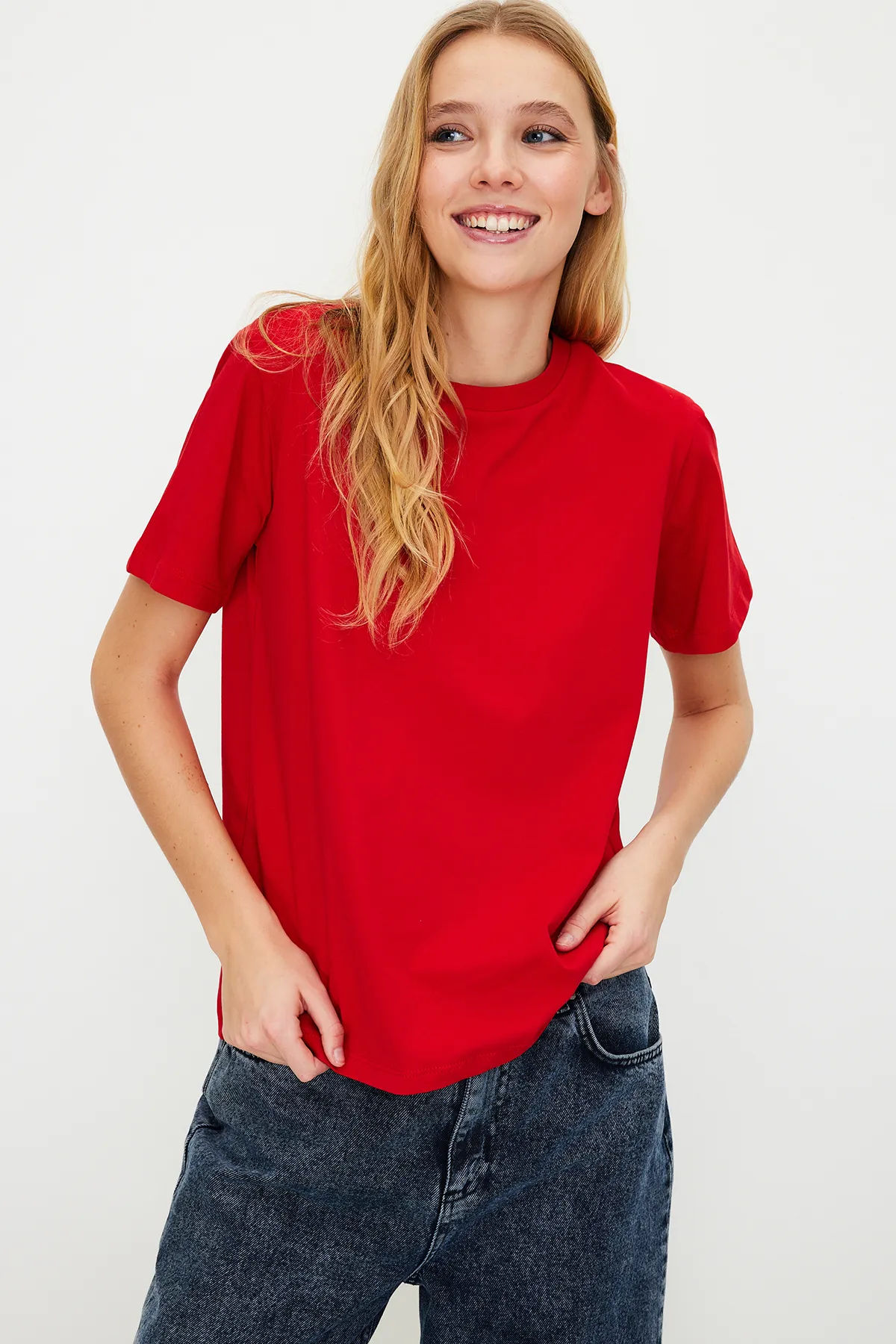 Trendyol Collection  Rotes Basic-Strick-T-Shirt aus 100 % Baumwolle mit Rundhalsausschnitt TWOSS23TS00000