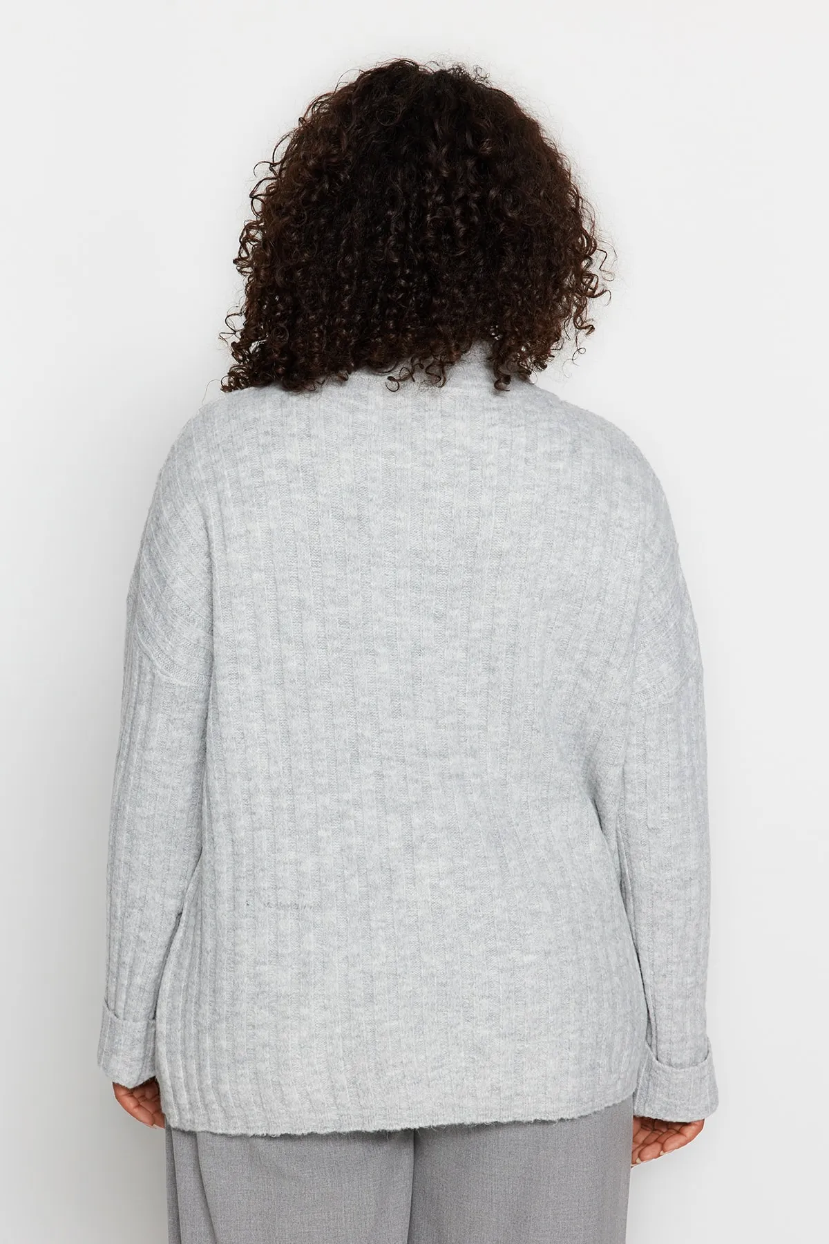 Trendyol Curve  Graue Strickjacke mit Knopfverschluss
