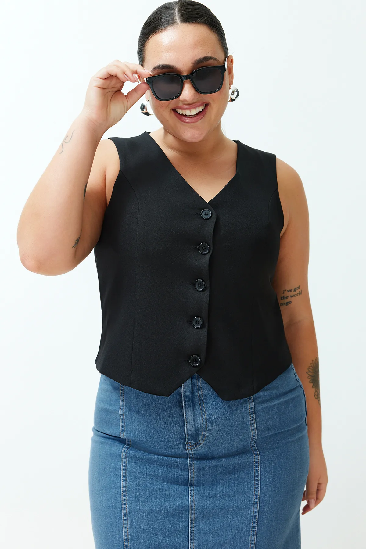 Trendyol Curve  Schwarze gewebte Weste mit Knöpfen TBBSS24BH00003