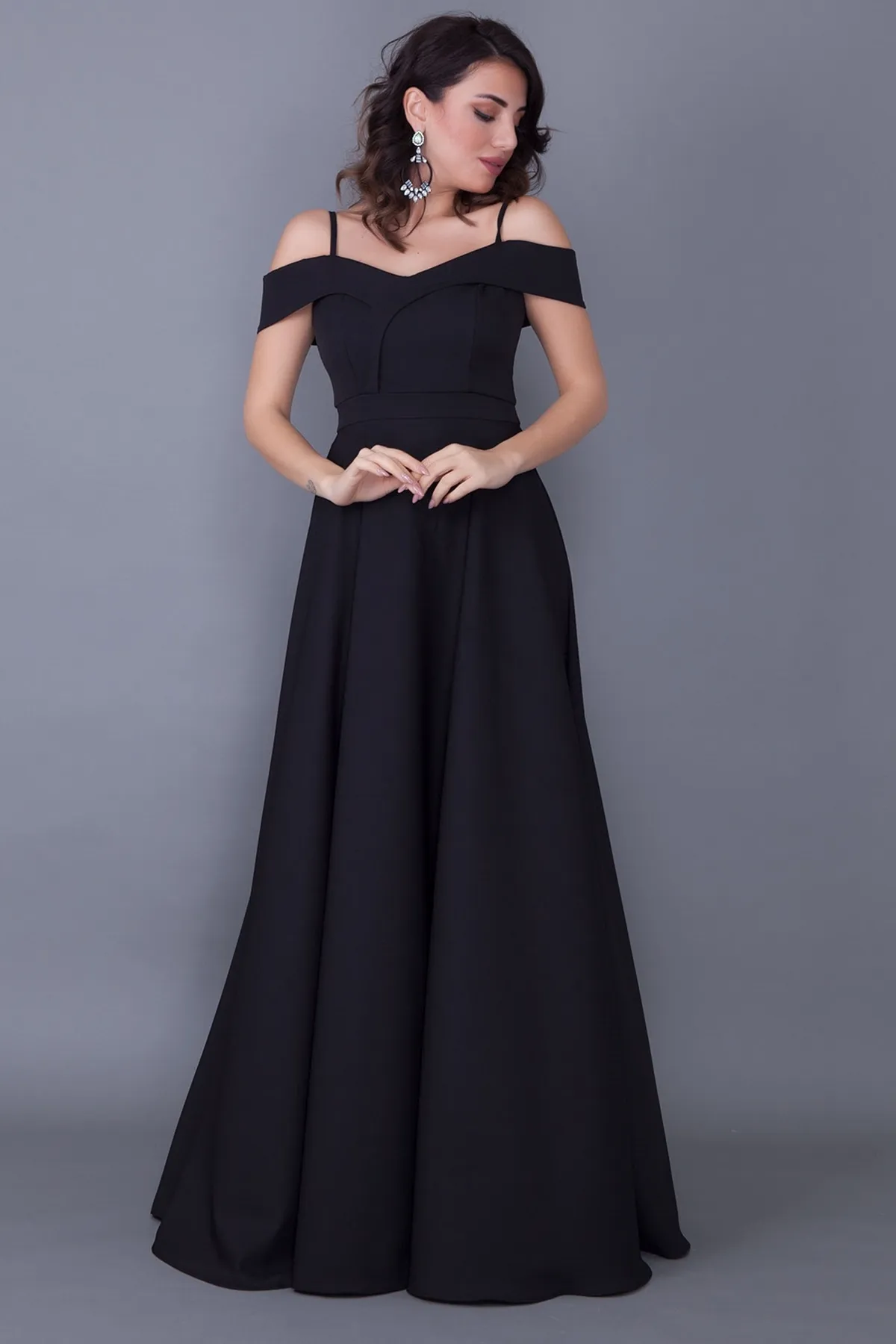 lovebox  Schwarzes Abendkleid in Übergröße mit Trägern, zweireihigem Kragen, Maxilänge und tiefen Schultern 342