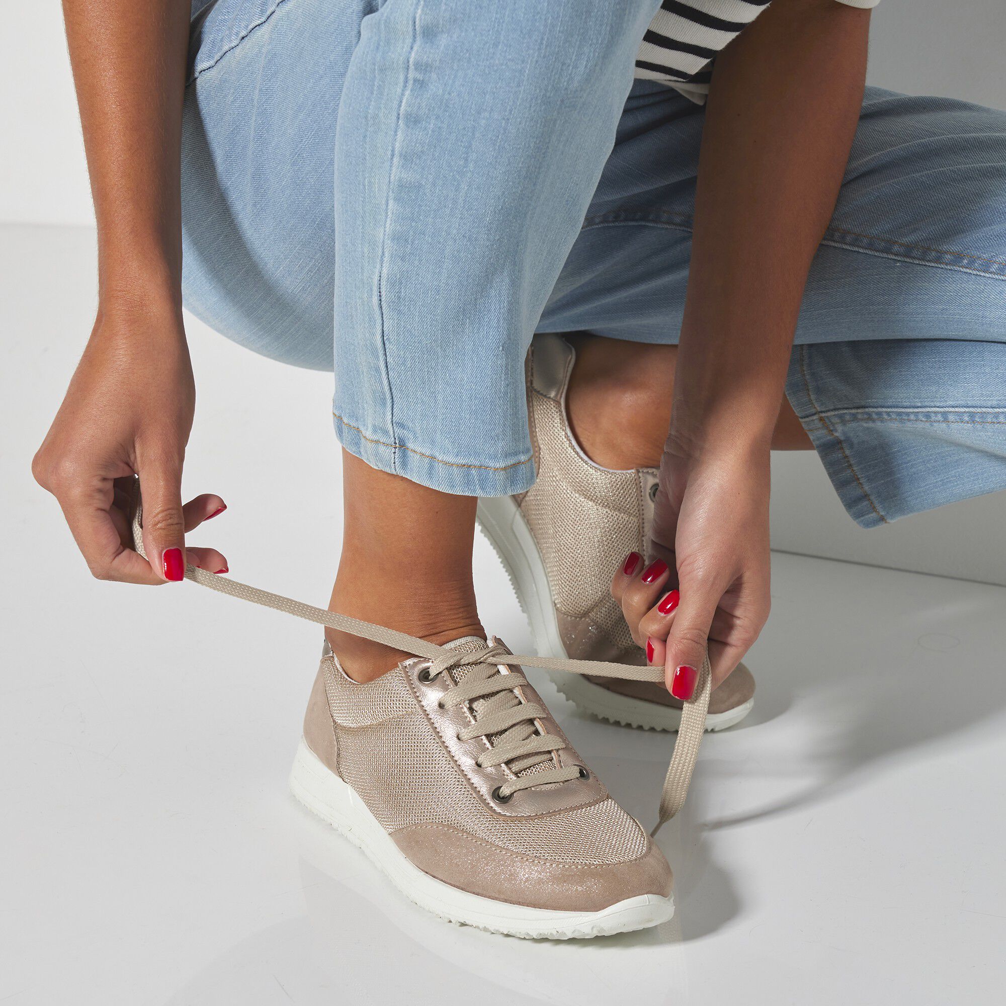 Baskets lacées spécial pieds sensibles en tissu extensible