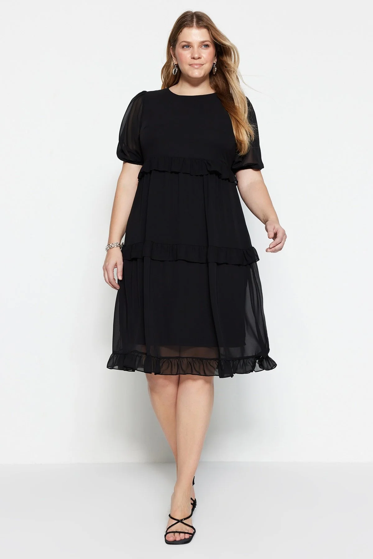Trendyol Curve  Schwarzes, detailliertes Webkleid aus Tüll TBSSS23AH00056