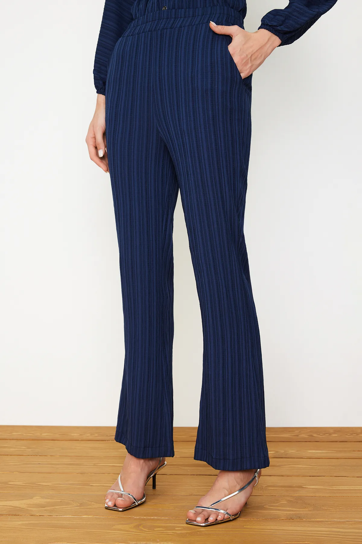 Trendyol Modest  Marineblaues Crinkle-Hemd-Hose-Set mit gewebter Unterseite und Oberteil TCTSS24US00019