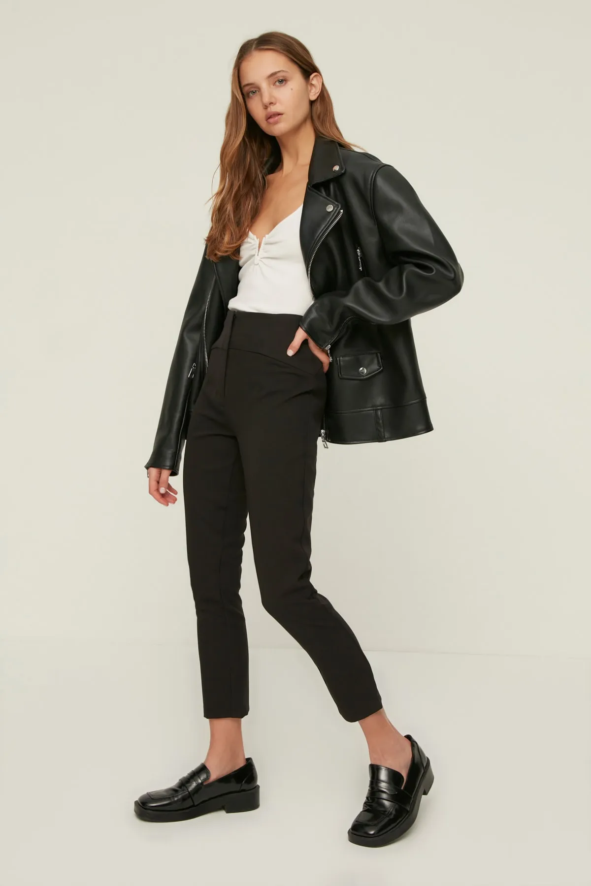 Trendyol Collection  Schwarze gewebte Zigarettenhose mit schmalem Bein und Ziernähten an der Taille TWOSS20PL0388