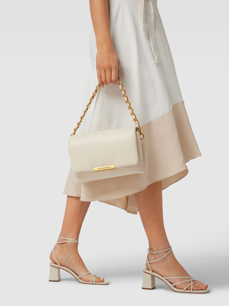 Umhängetasche mit Label-Detail Modell 'MILA' in offwhite