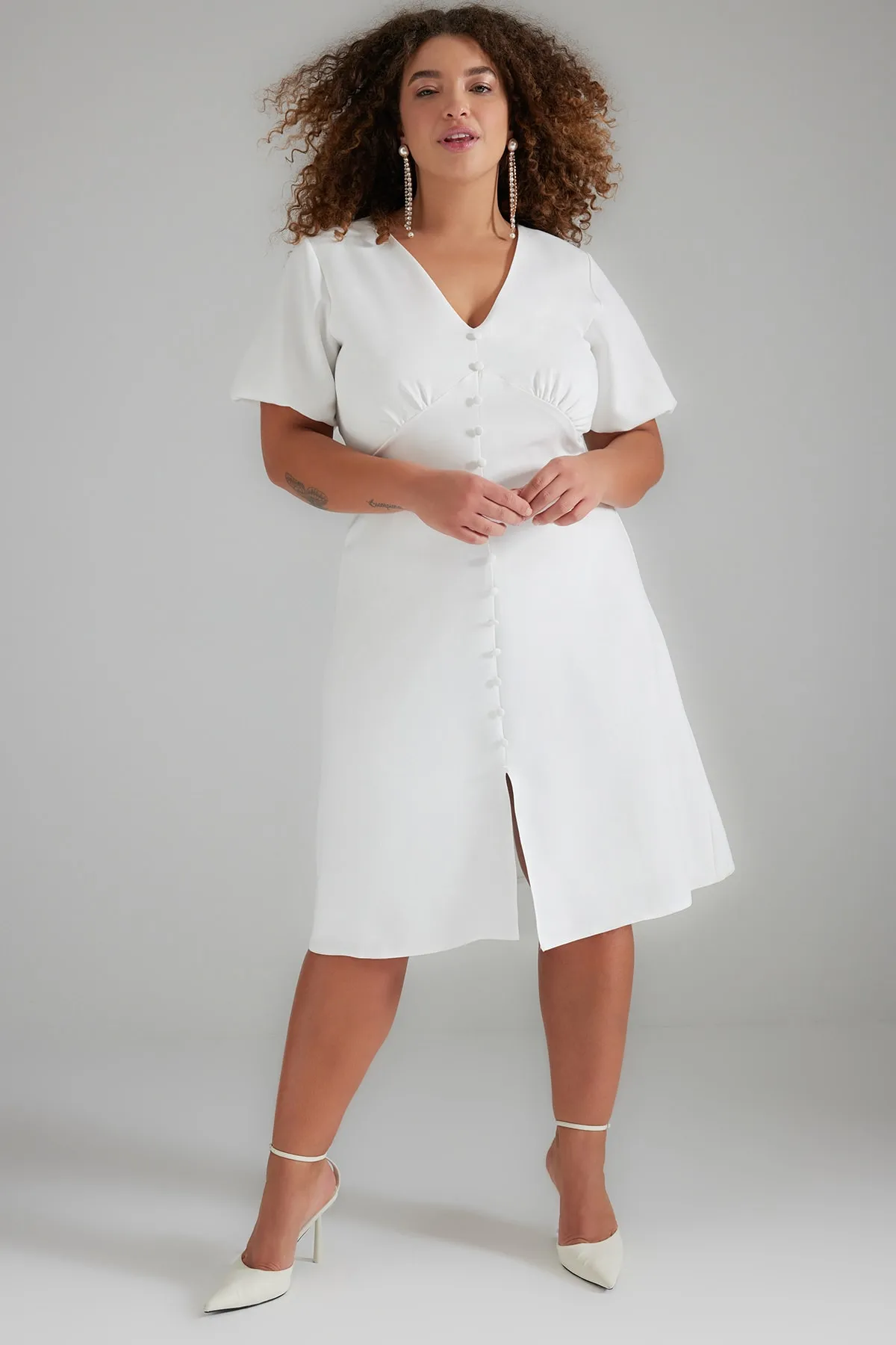 Trendyol Curve  Weißes gewebtes Braut-Midikleid mit Knopfdetail TBBSS23AH00220