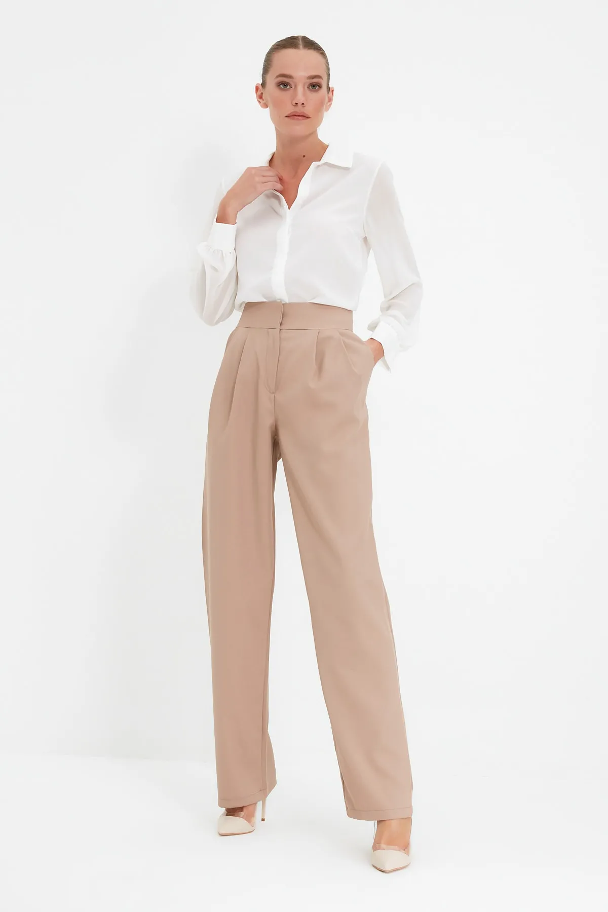 Trendyol Collection  Nerzfarbene, plissierte Webhose mit weitem Bein TWOSS19WX0017