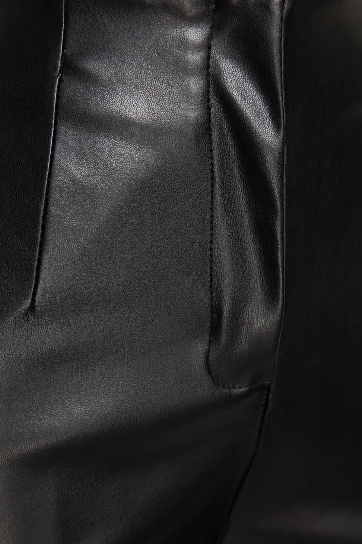 Trendyol Collection  Schwarze Strickhose aus Kunstleder mit hohem Bund und Abnähern TWOAW24PL00108