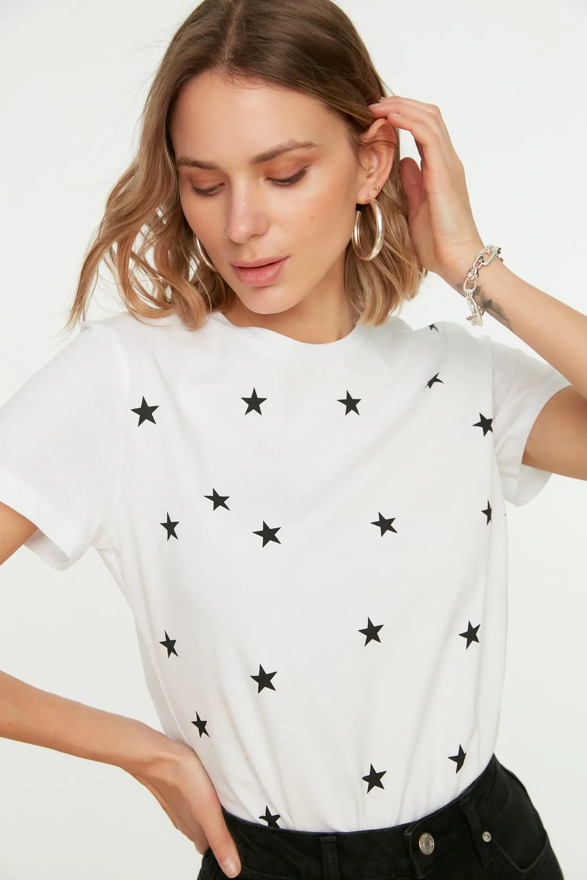 Trendyol Collection  Weißes Strick-T-Shirt mit Rundhalsausschnitt und Stern-Aufdruck, Regular/Regular Fit, 100 % Baumwolle TWOSS20TS0757