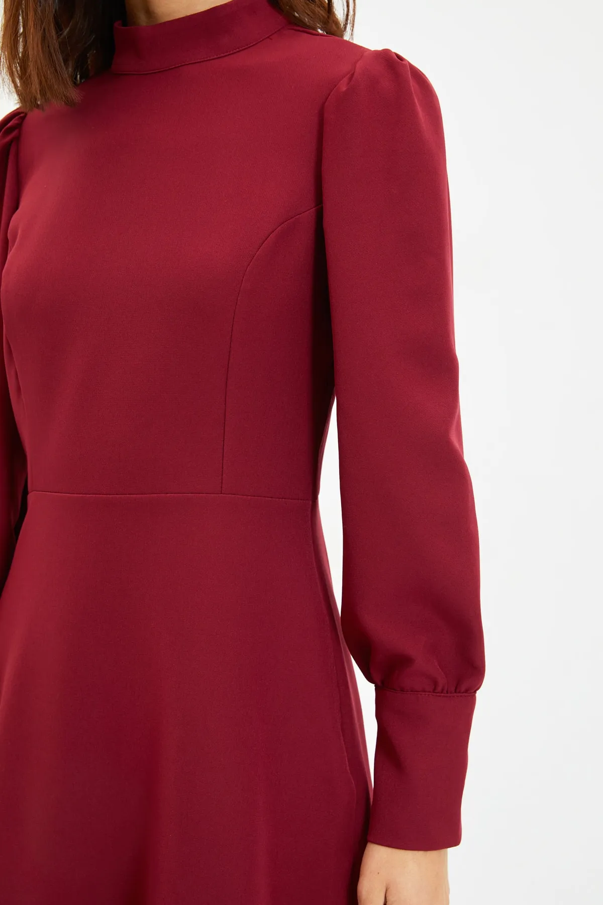 Trendyol Collection  Burgunderfarbenes, gerafftes Mini-Webkleid mit hohem Kragenrock TWOAW21EL1816