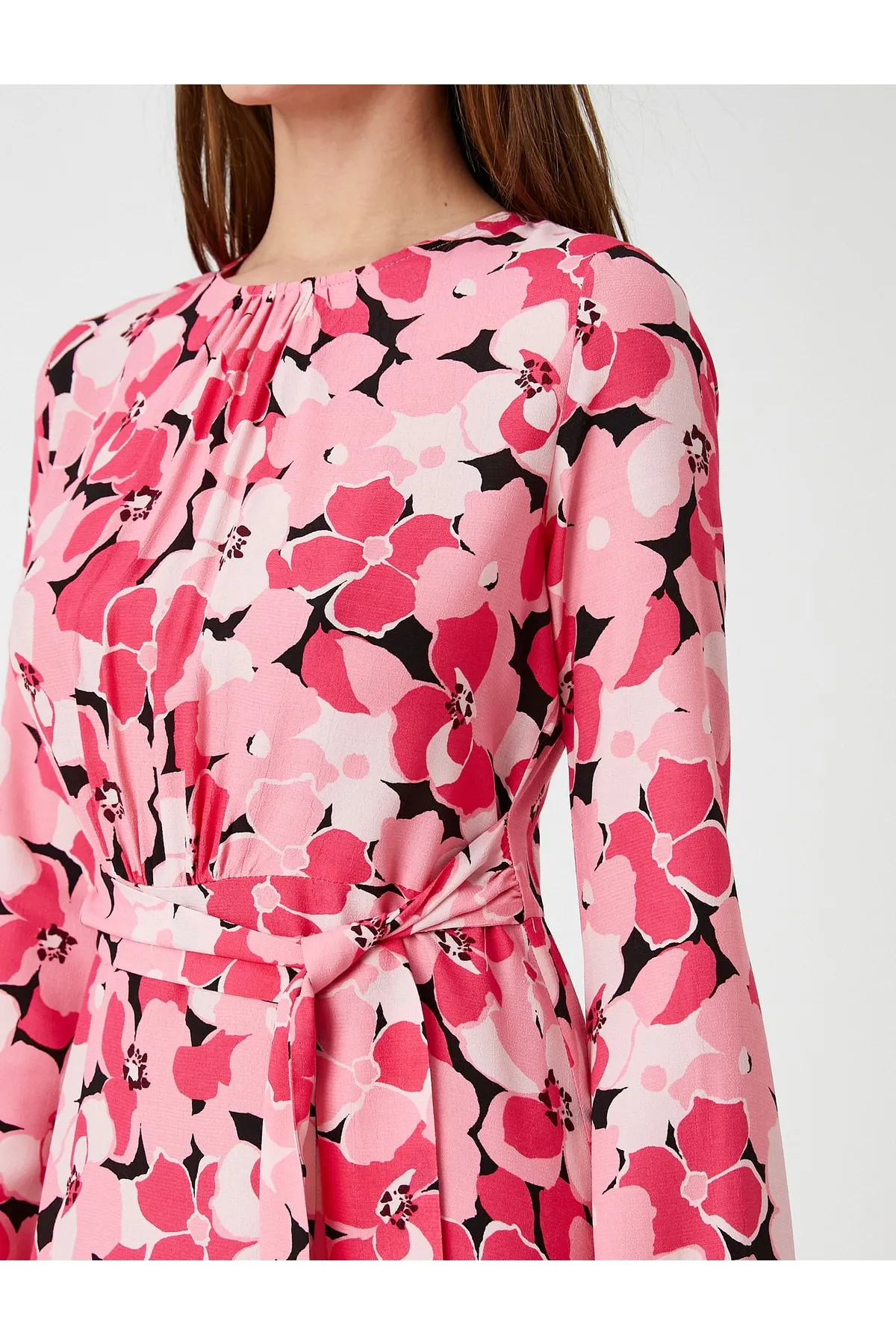 Koton  Midikleid mit Blumenmuster, langen Ärmeln und Gürtel