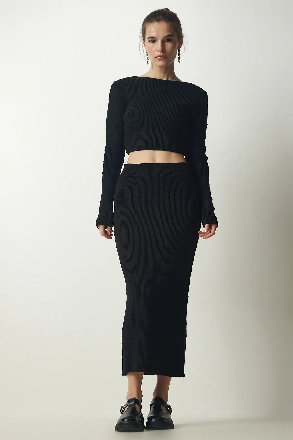 Happiness İstanbul  Schwarzes, geripptes Crop-Strickpullover-Rock-Set für Damen YY00190