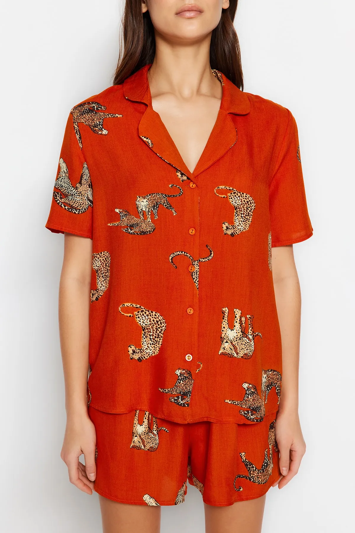 Trendyol Collection  Pyjama-Set aus Viskose mit Hemd und Shorts aus gewebtem Stoff mit Fliesen-Tiermuster THMSS21PT1501