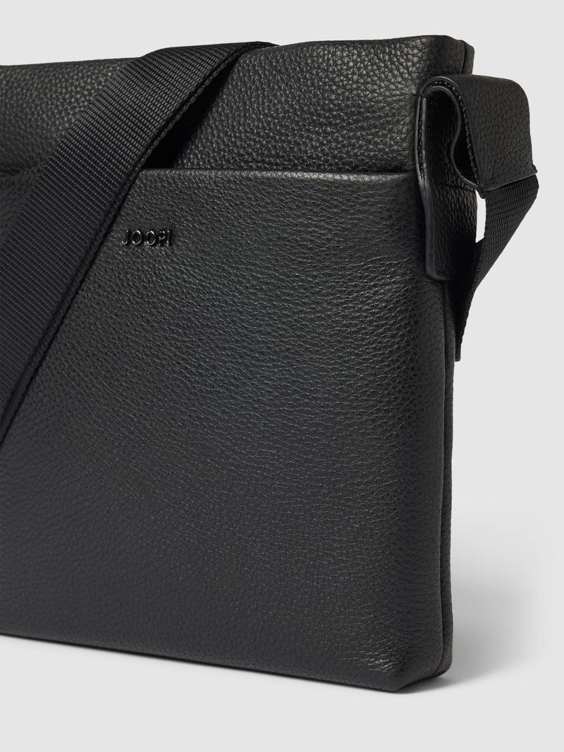 Umhängetasche mit Label-Detail Modell 'CARDONA' in schwarz