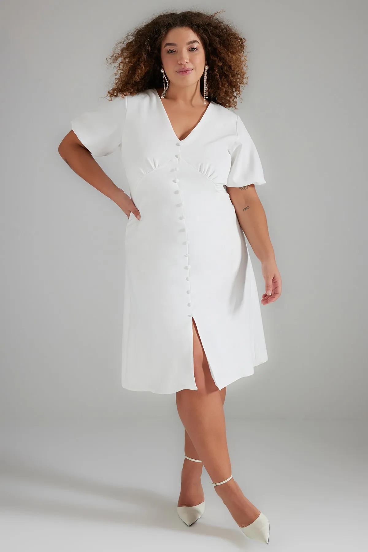 Trendyol Curve  Weißes gewebtes Braut-Midikleid mit Knopfdetail TBBSS23AH00220