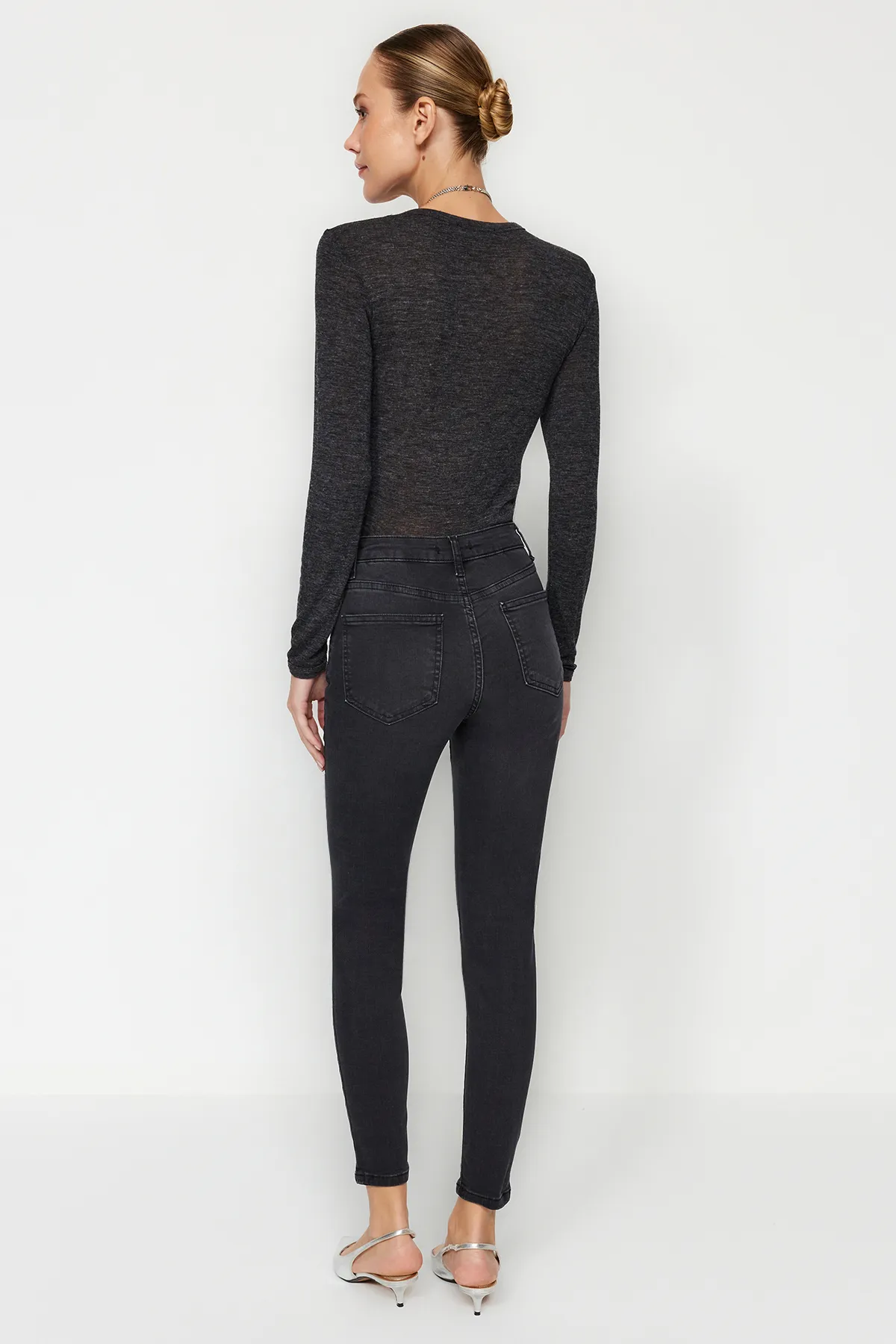 Trendyol Collection  Schwarze Skinny Jeans mit hoher Taille und Taschendetail TWOAW24JE00279