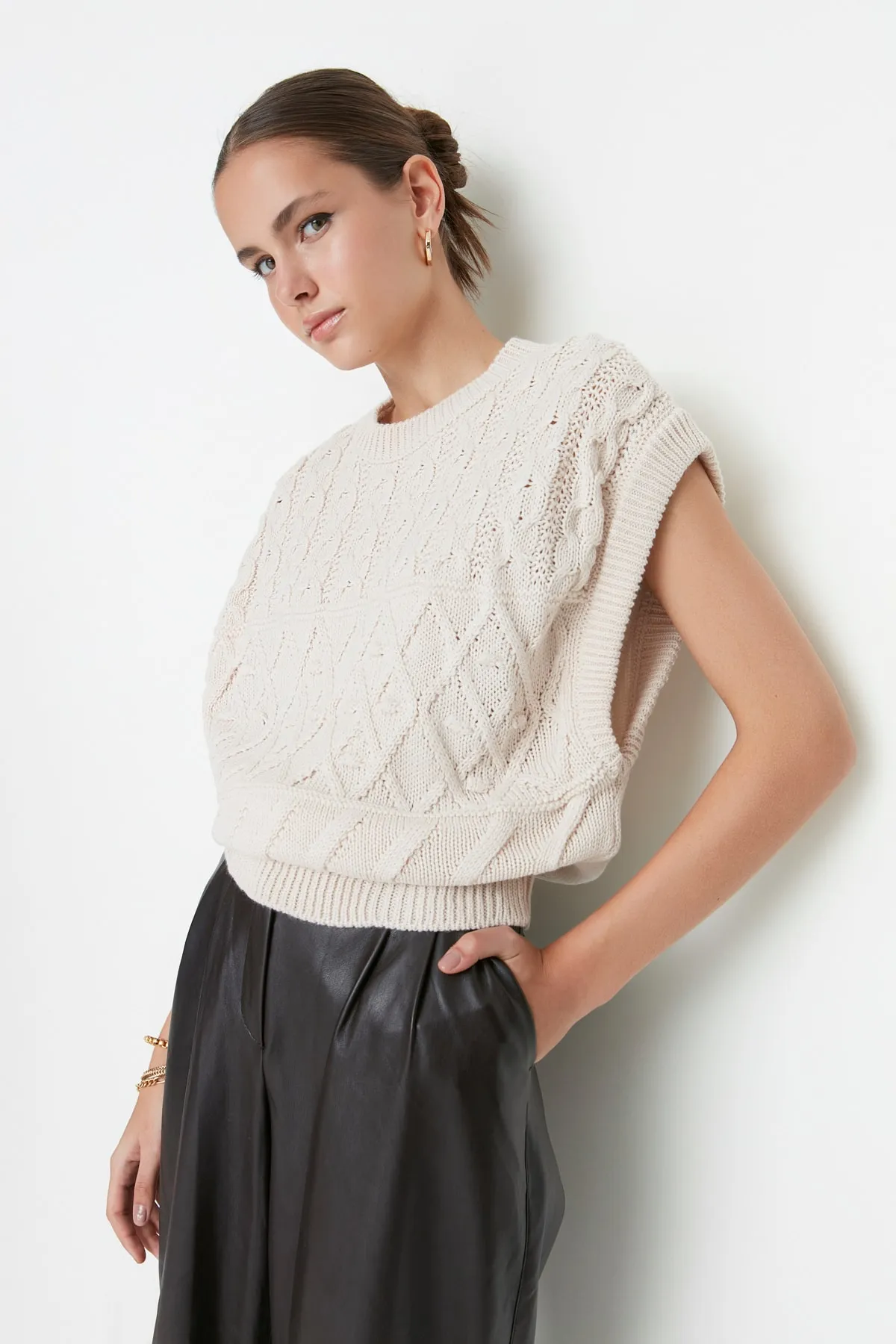 Trendyol Collection  Steinstrick-Strickpullover mit Rundhalsausschnitt und detailliertem Rundhalsausschnitt