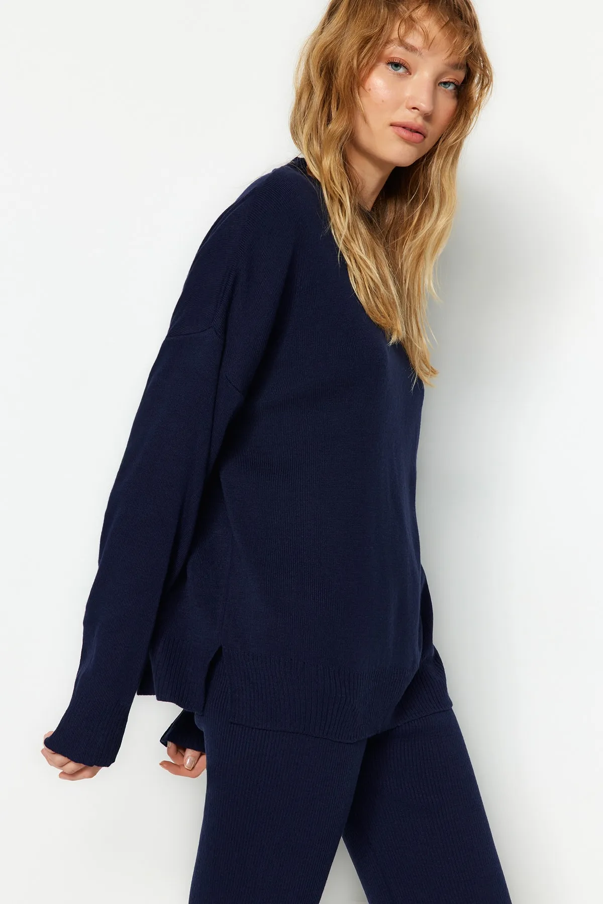 Trendyol Collection  Marineblaue, weite Passform, Basic-Hose, Strickoberteil und -unterteil-Set TWOAW22AU0040
