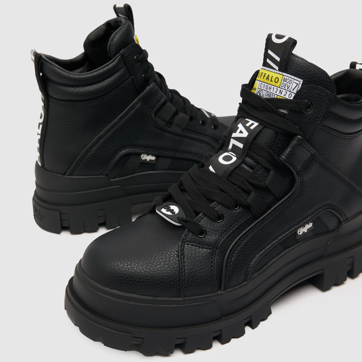 Buffalo London – Svarta, asfalterade mellanhöga sneakers