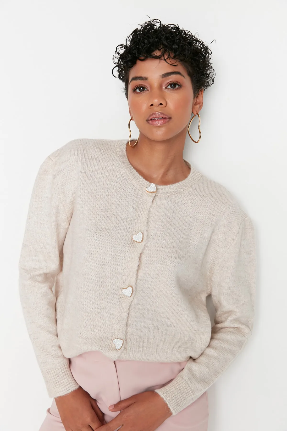 Trendyol Collection  Steinfarbene, weich strukturierte Strick-Strickjacke mit Juwelenknöpfen TWOAW22HI0044
