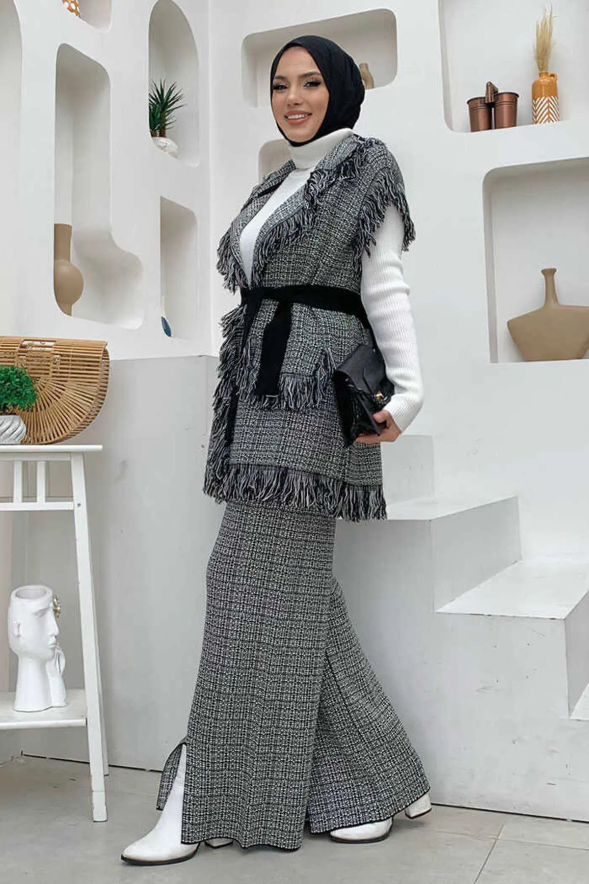Bym Fashion  Strickanzug mit Quastenweste und Schlitzdetail, Hose, 22230, Schwarz