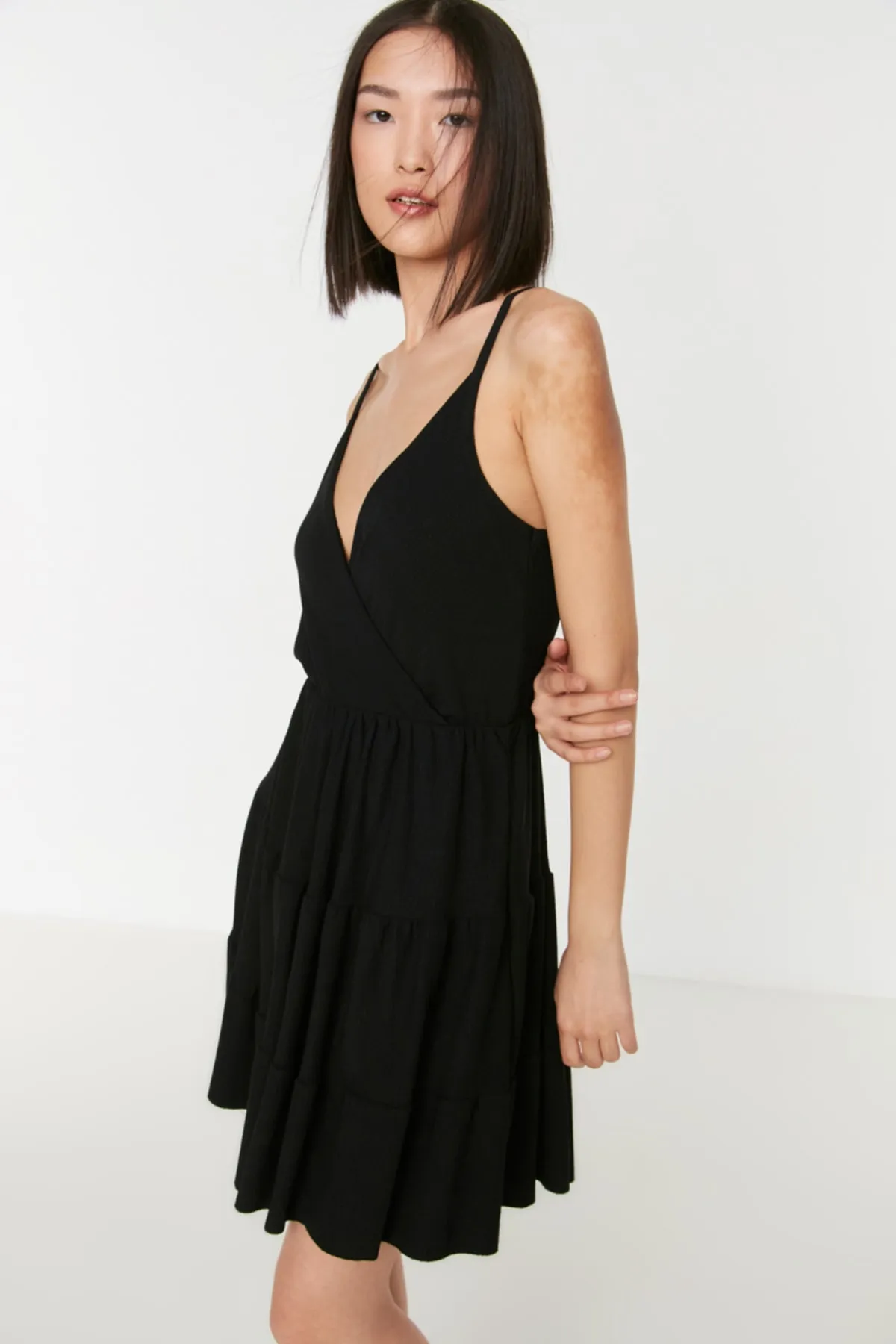 Trendyol Collection  Schwarzes, zweireihiges, gewickeltes Mini-Strickkleid mit Trägern TWOSS22EL2766