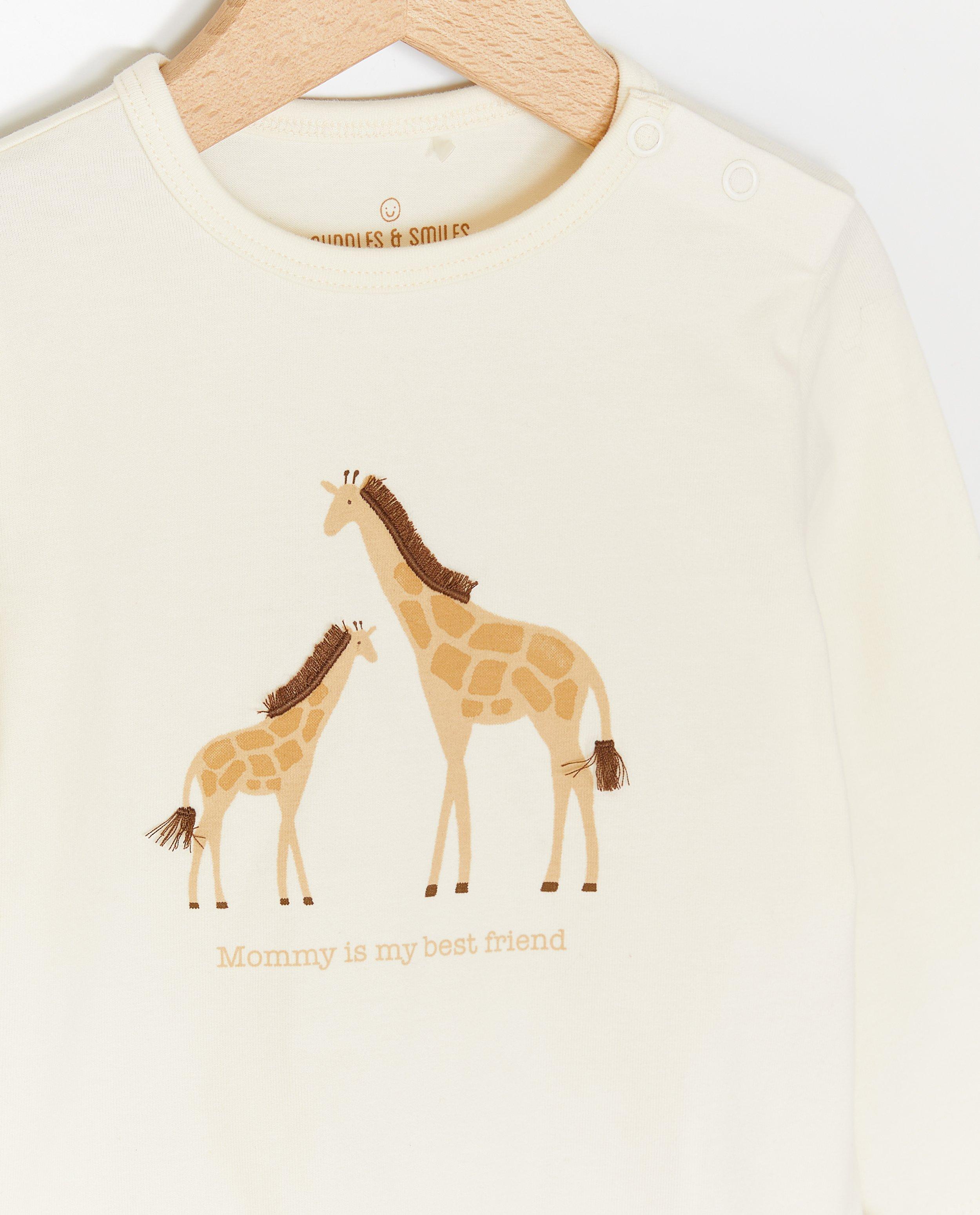 Pijamale Cuddles and Smiles cu imprimeu de girafă, albe