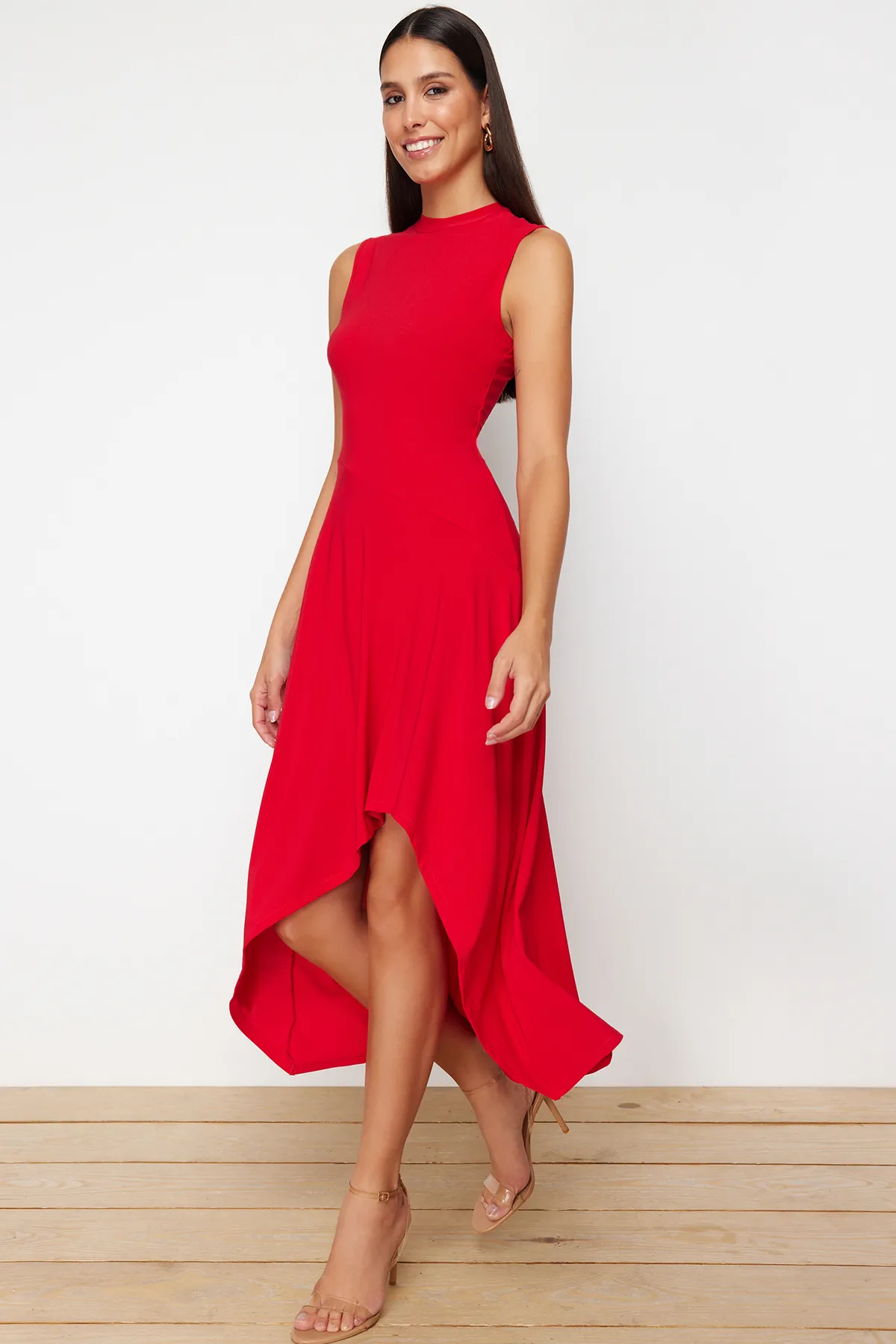 Trendyol Collection  Rotes asymmetrisches Stehkragen-Midikleid mit ärmellosen Ärmeln und Stretch-Strick TWOSS24EL00814