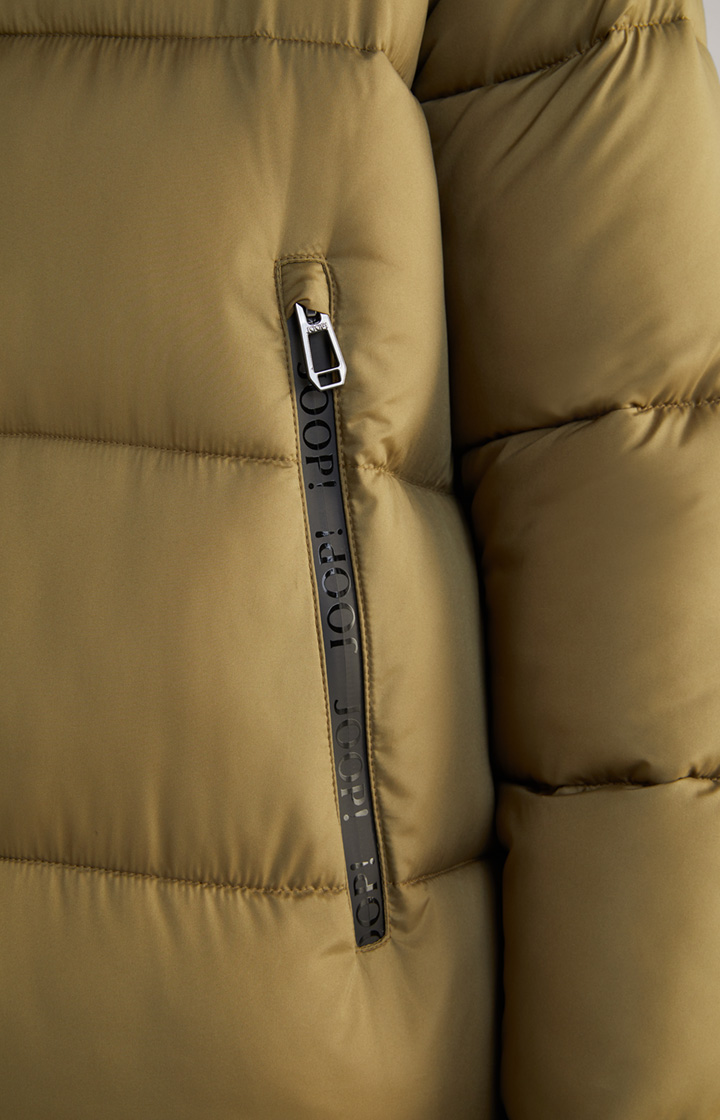 Oversized-Steppmantel in Oliv