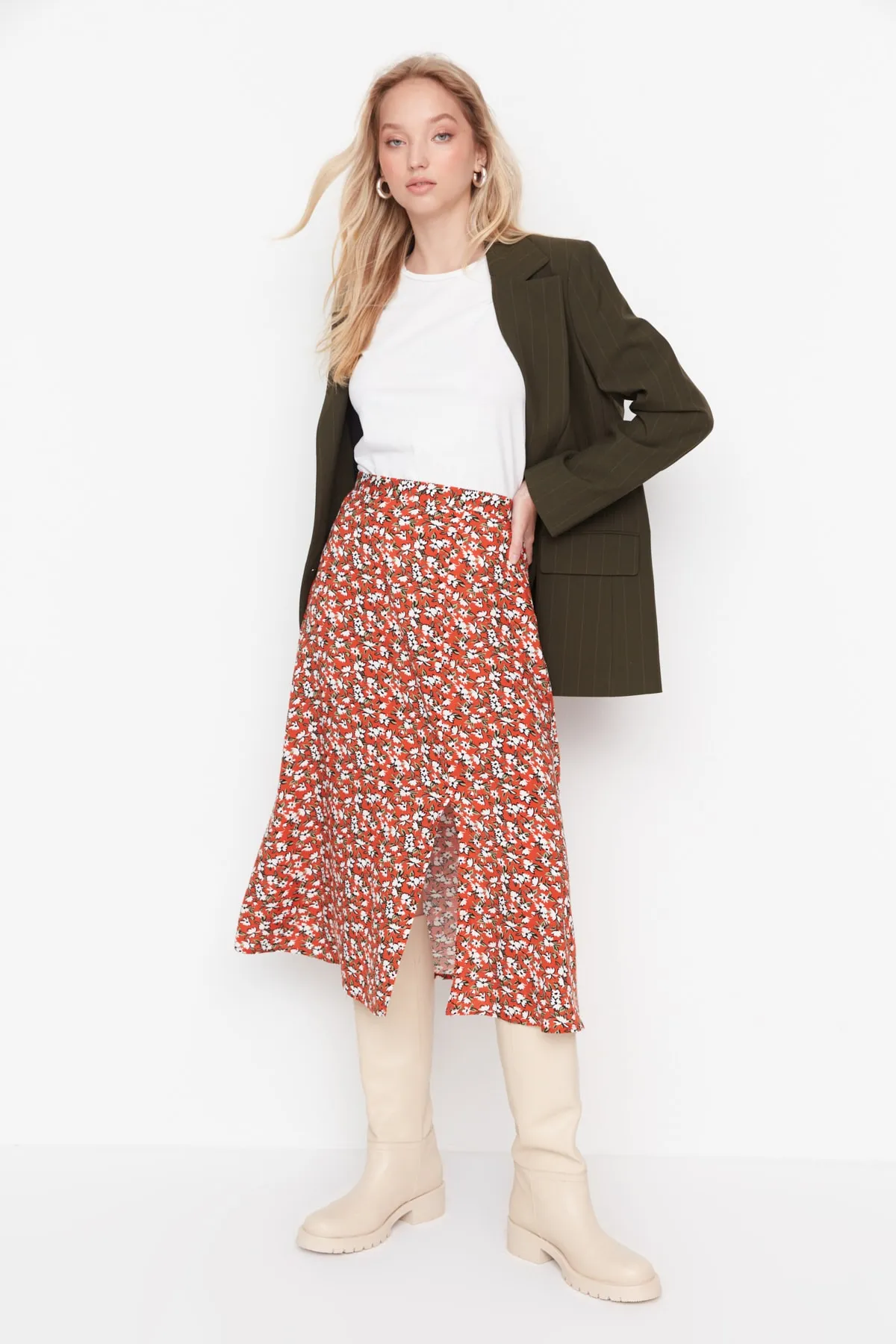 Trendyol Collection  Gewebter Midirock aus Viskosestoff mit Blumenmuster und Fliesenschlitzen TWOSS20ET0230