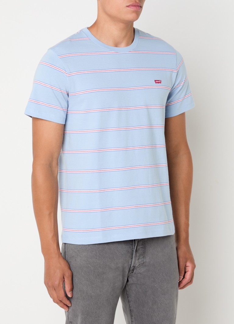 Camiseta Levi's com estampa listrada e logotipo.
