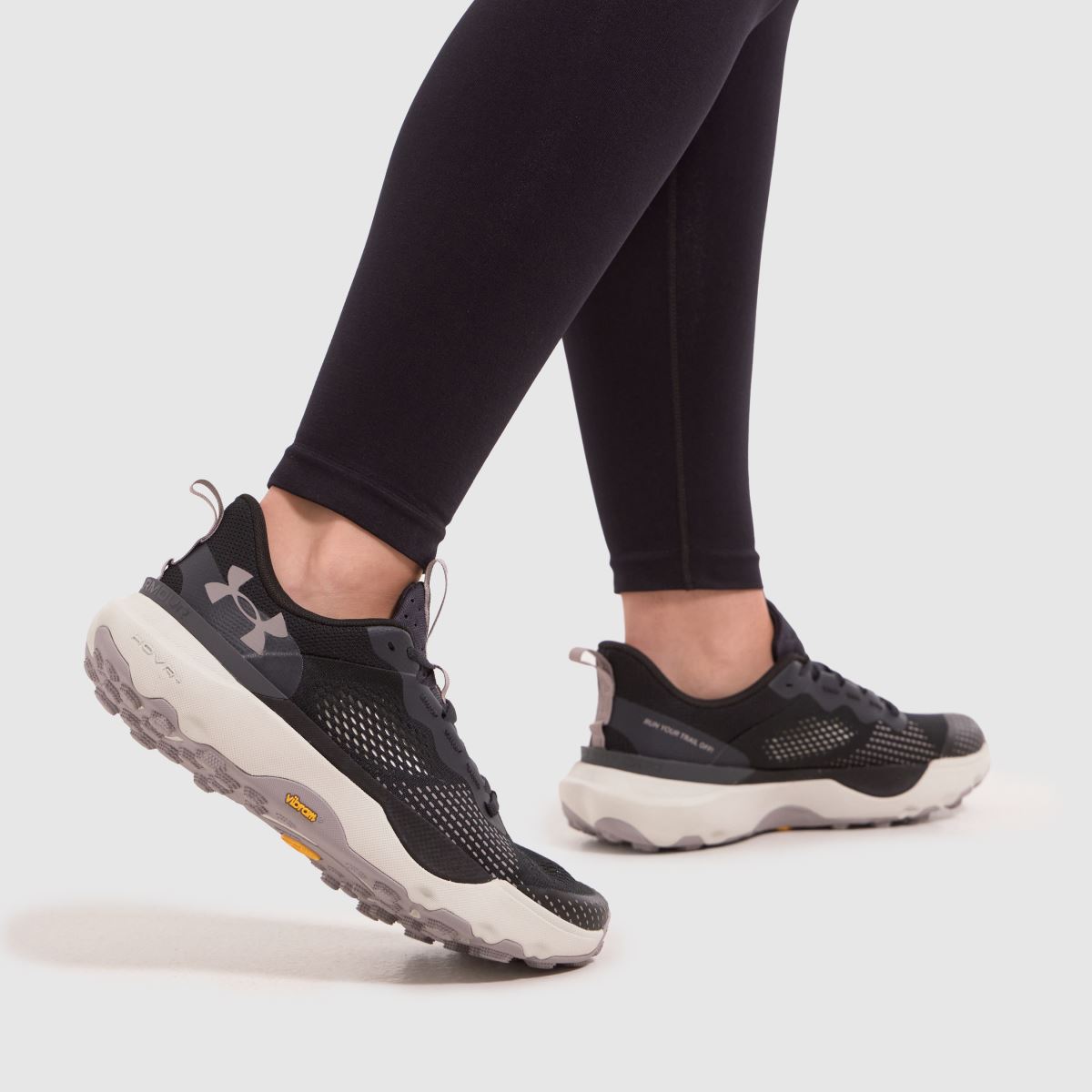 Under Armour – Infinite Pro – Svarta och vita terränglöparskor