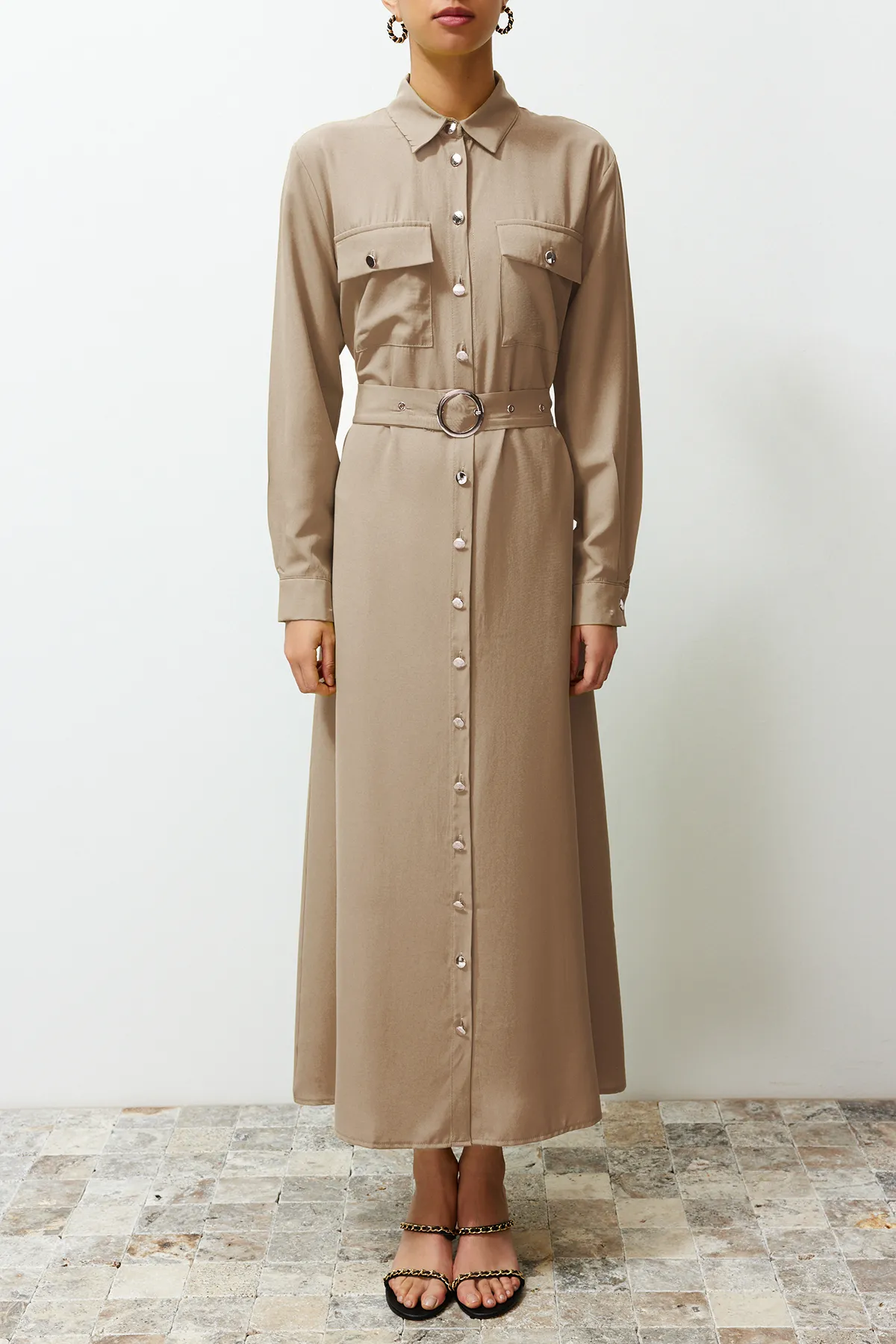 Trendyol Modest  Beiges gewebtes Hemdblusenkleid mit goldenen Knöpfen TCTSS24EB00132