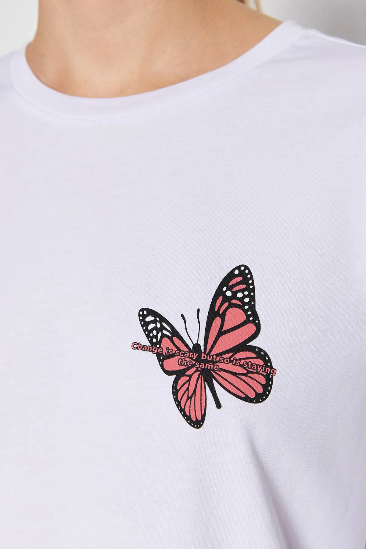 Trendyol Collection  Weißes Oversize-Strick-T-Shirt aus 100 % Baumwolle mit Aufdruck auf Brust und Rücken TWOSS23TS00188