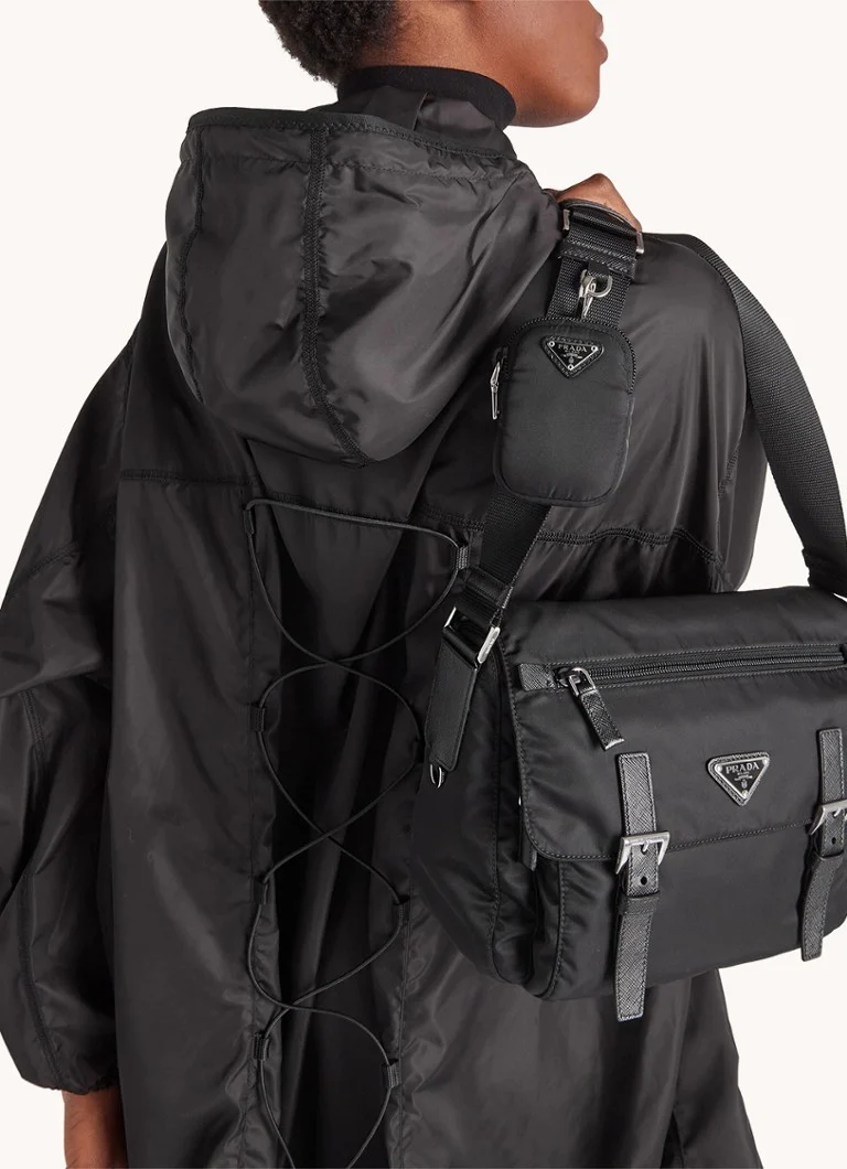 Prada Re-Nylon -olkalaukku logolla