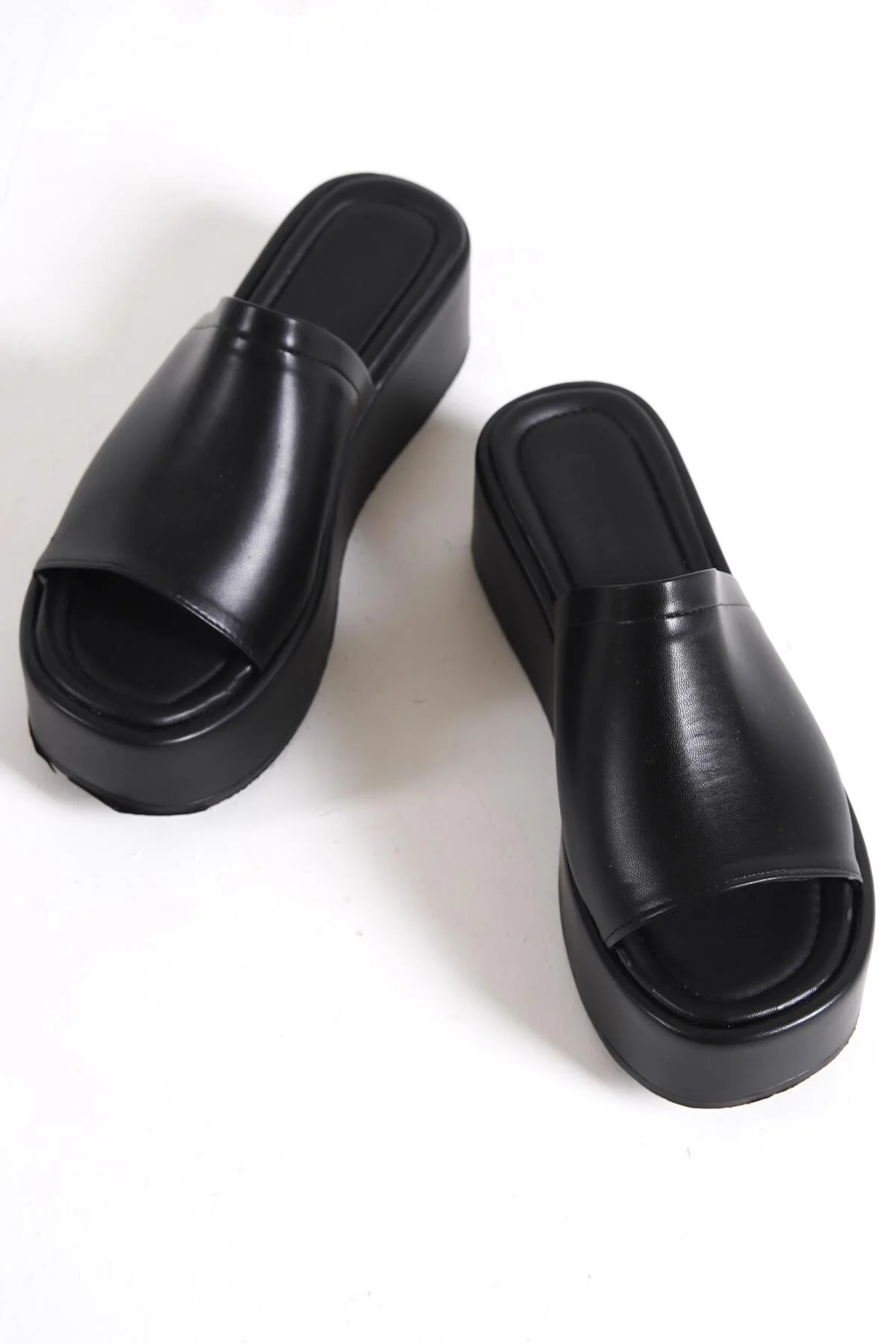 Capone Outfitters  Capone Damen-Sandalen mit einzelnem dicken Riemen und Keilabsatz in Schwarz