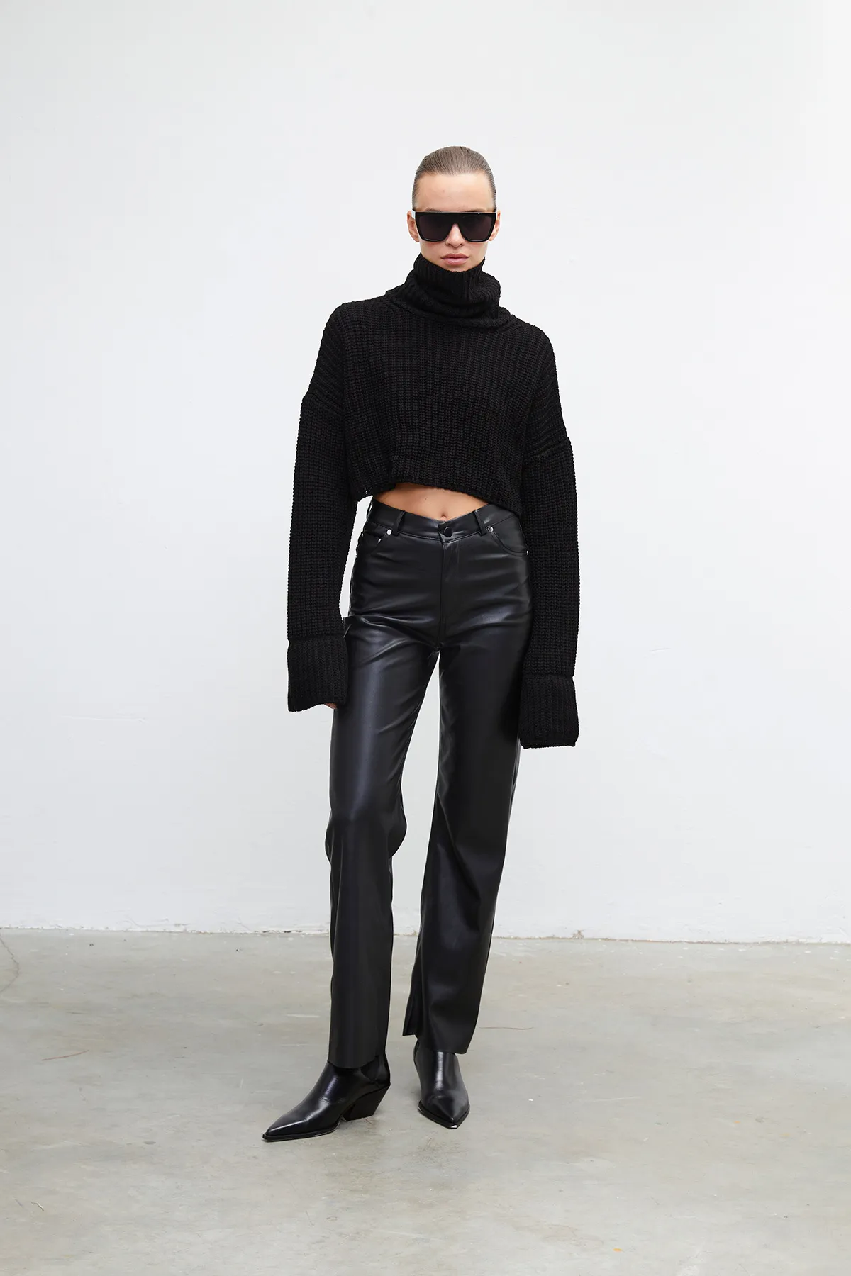 VATKALI  Rollkragenpullover in Schwarz