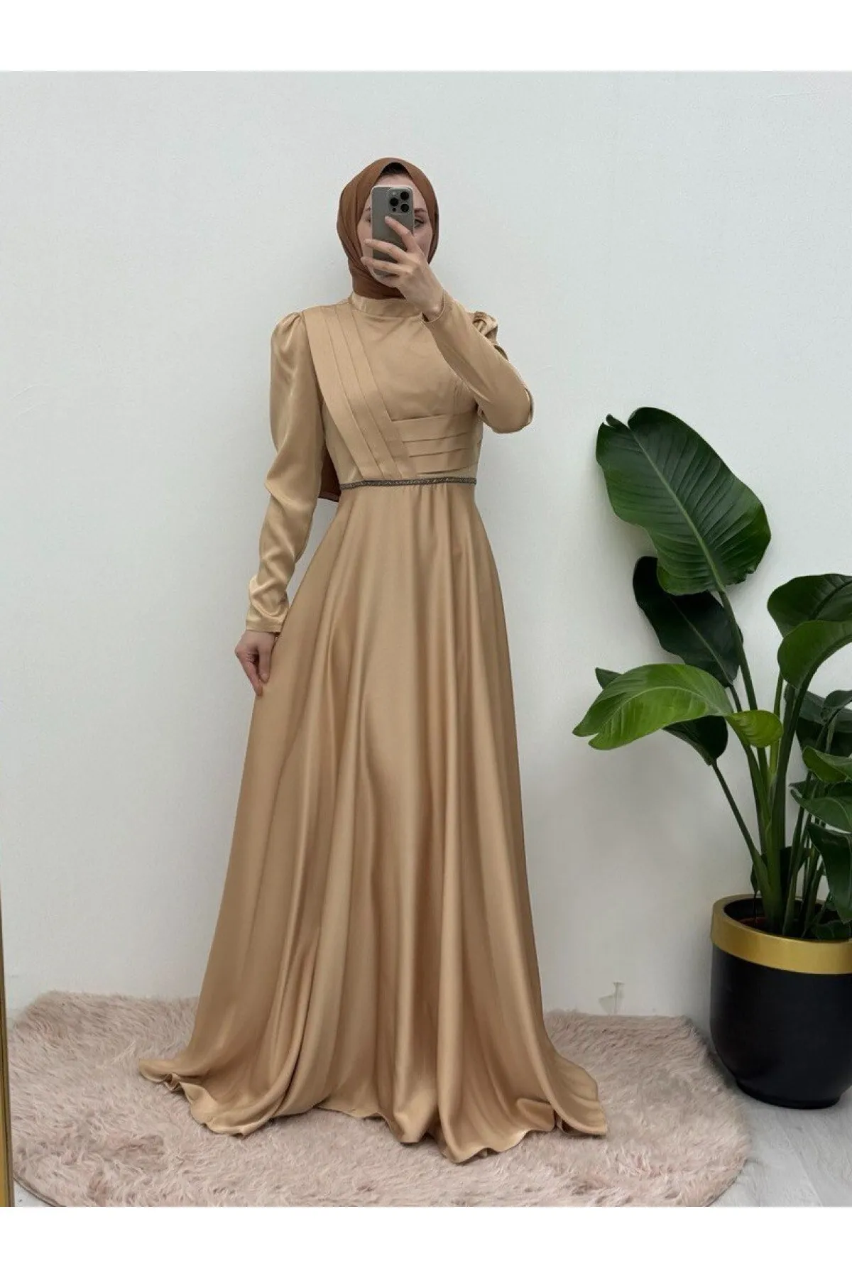 Modamorfo  Satin-Abendkleid mit drapierter Vorderseite und Perlendetail an der Taille
