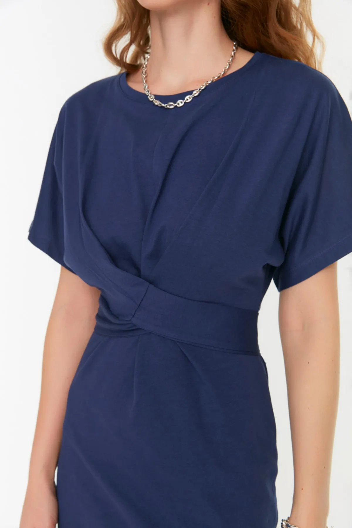 Trendyol Collection  Indigoblaues, tailliertes Midi-Bleistiftkleid aus 100 % Baumwolle mit Schlitz und Bindedetail TWOSS21EL0404