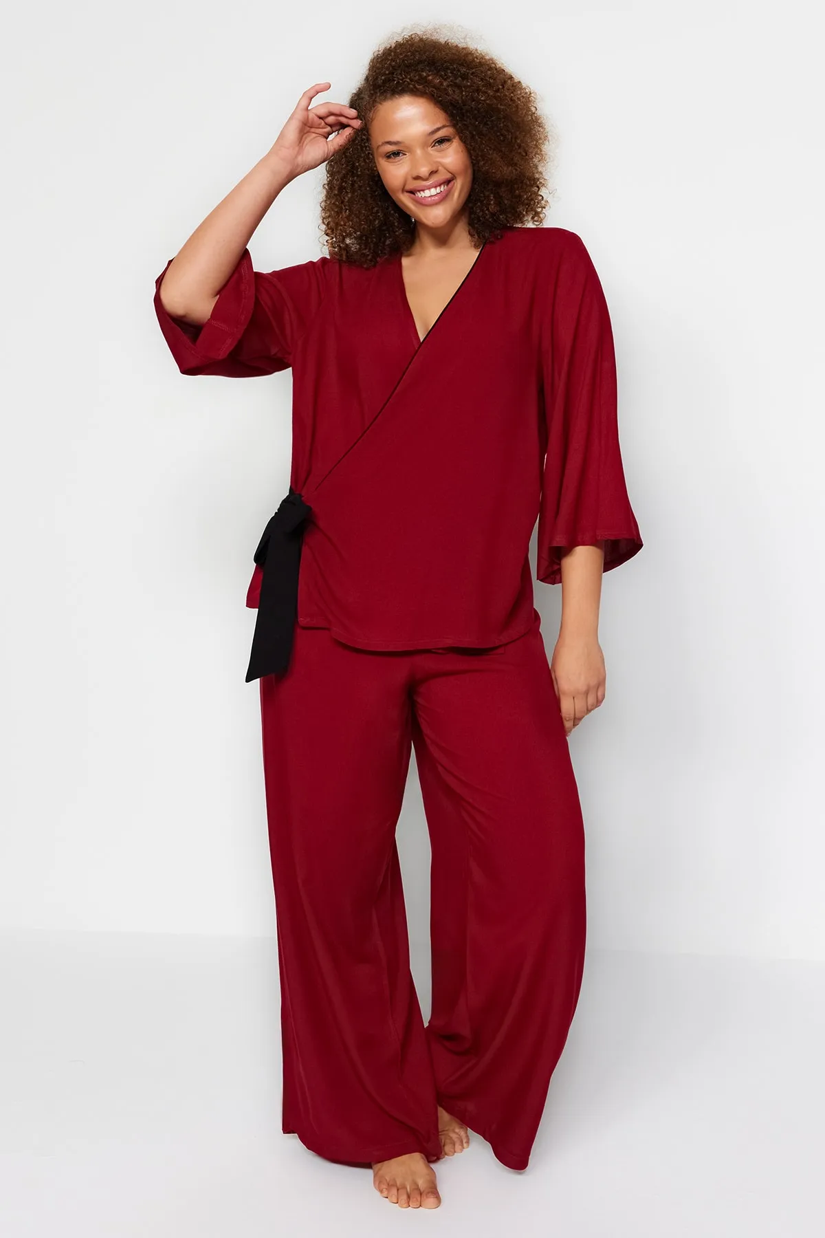 Trendyol Curve  Burgunderfarbenes, zweireihiges, gewebtes Pyjama-Set mit Kragen und Kragen TBBAW23AI00032