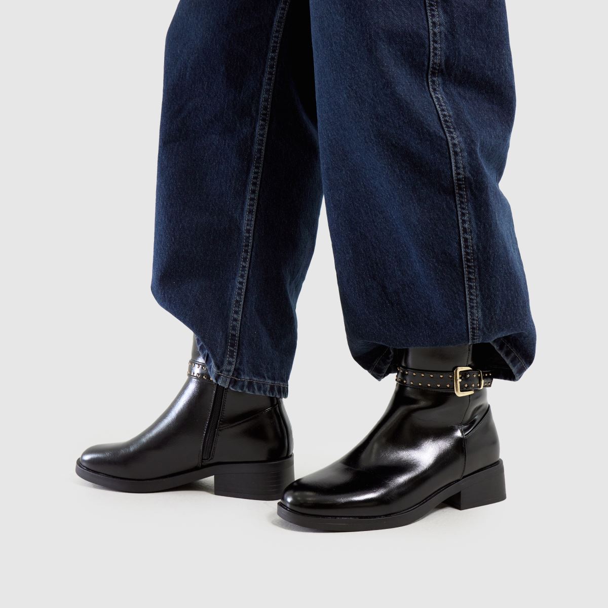 Schuh – Billie Hardwear – Svarta ankelboots med bred passform