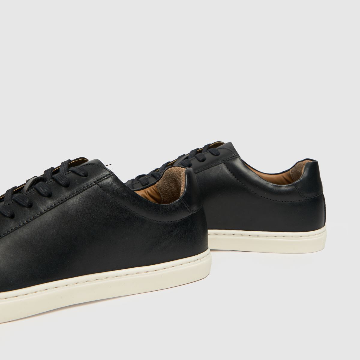 Usnjeni športni copati Schuh Wayne v črno-beli barvi