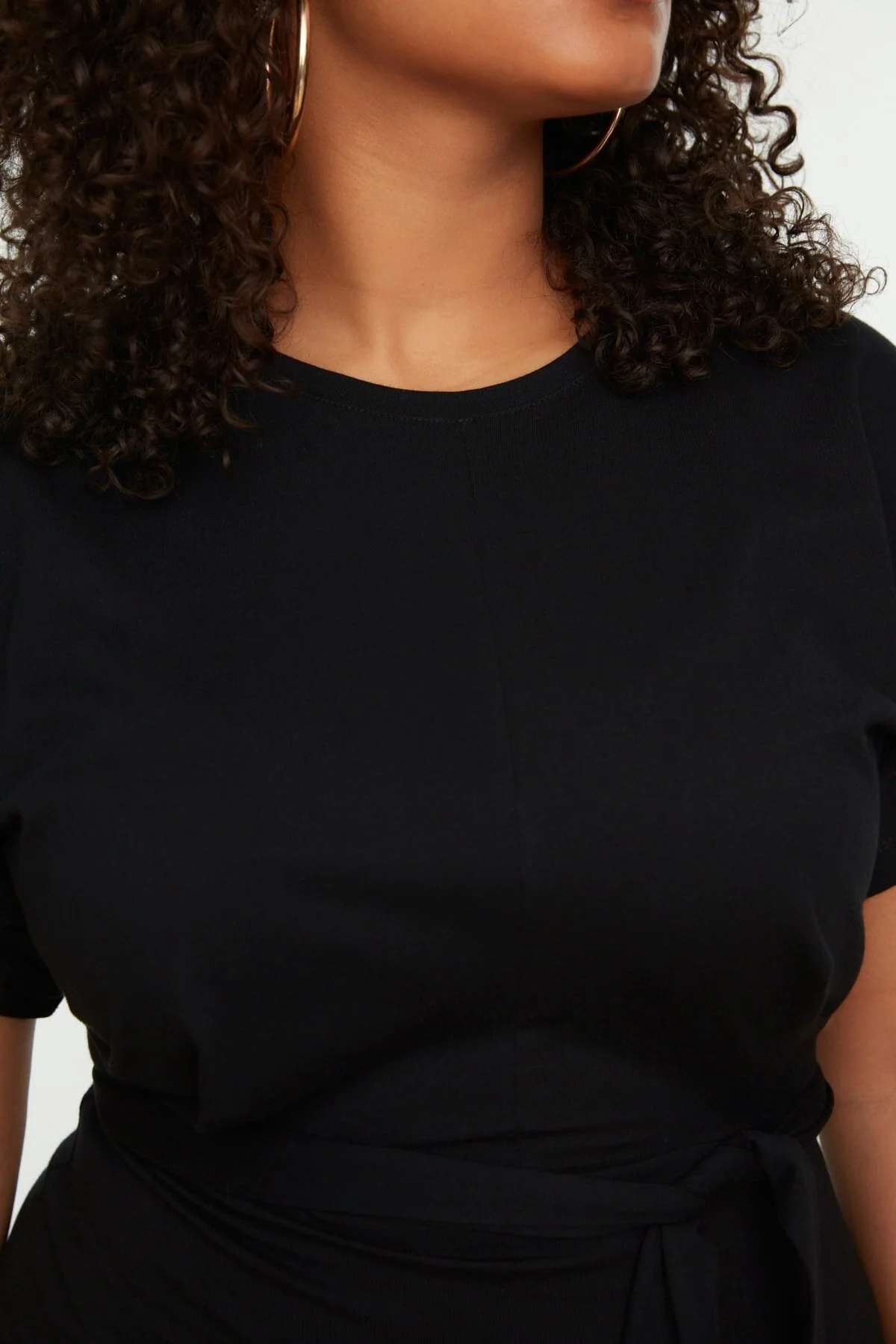 Trendyol Curve  Schwarzes, gerade geschnittenes Strickkleid mit Bindedetail und Schlitz TBBSS22EL1640