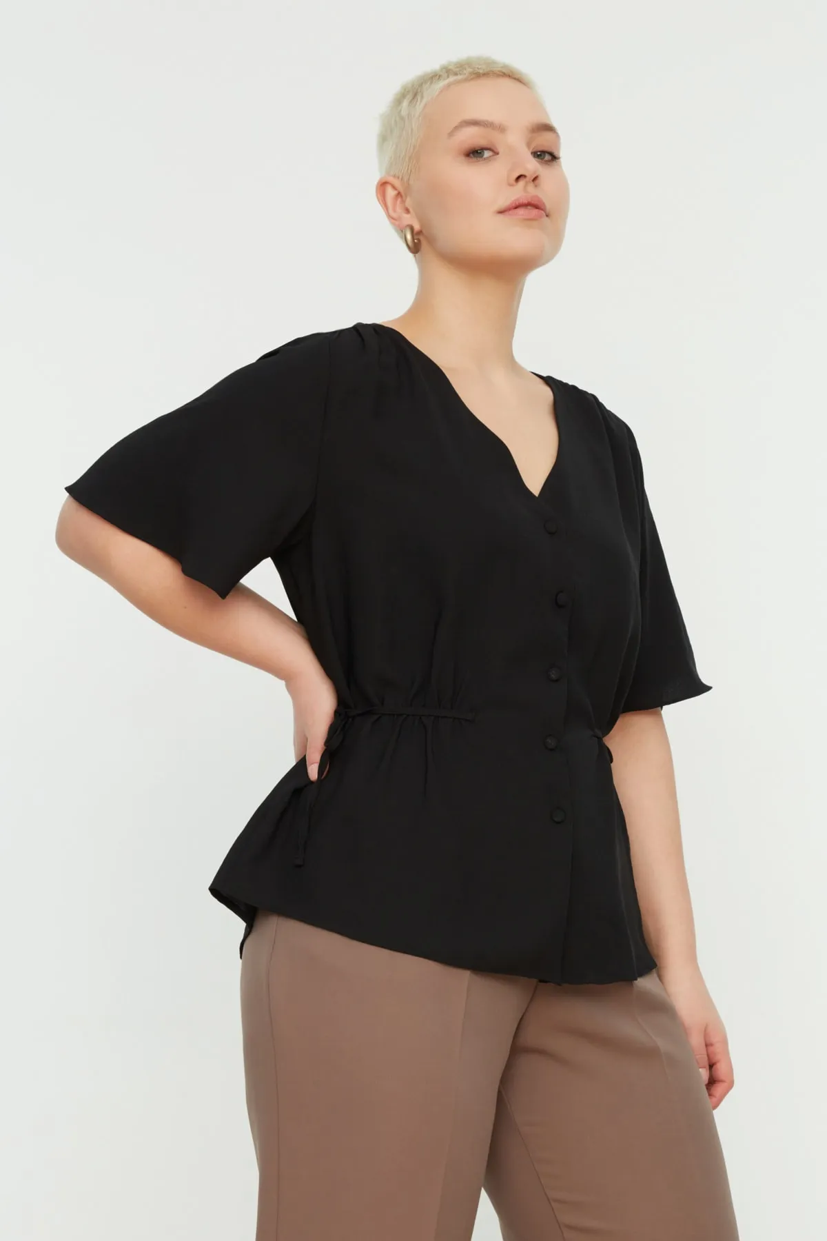 Trendyol Curve  Schwarze gewebte Bluse zum Binden mit V-Ausschnitt TBBSS22BZ0753