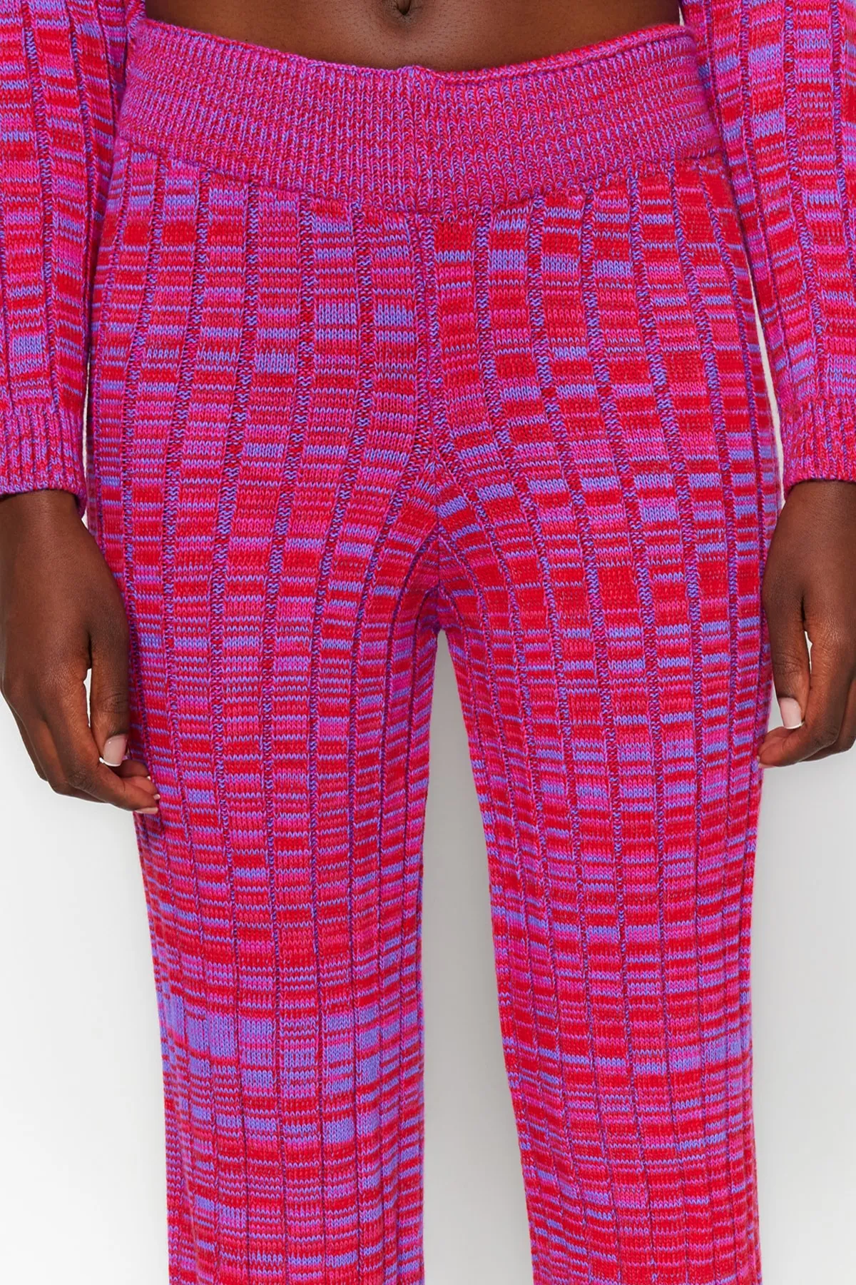 Trendyol Collection  Set aus Oberteil und Unterteil aus Strick mit Farbverlauf und lila Hose TWOAW24AU00054