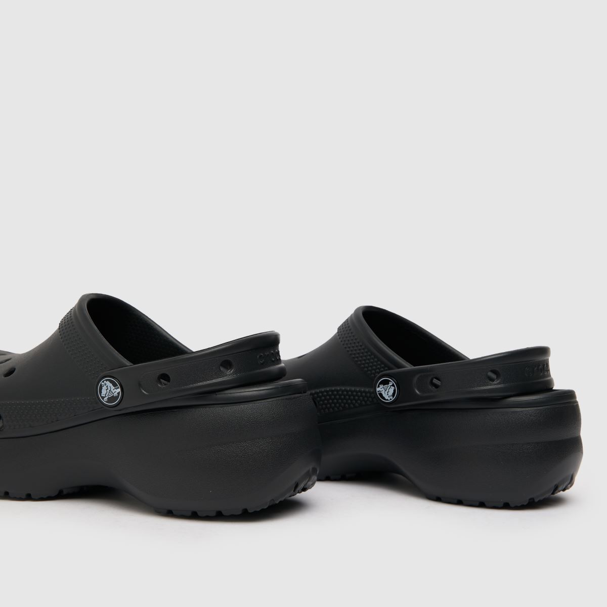 Crocs klasszikus platformos klumpa szandál fekete színben